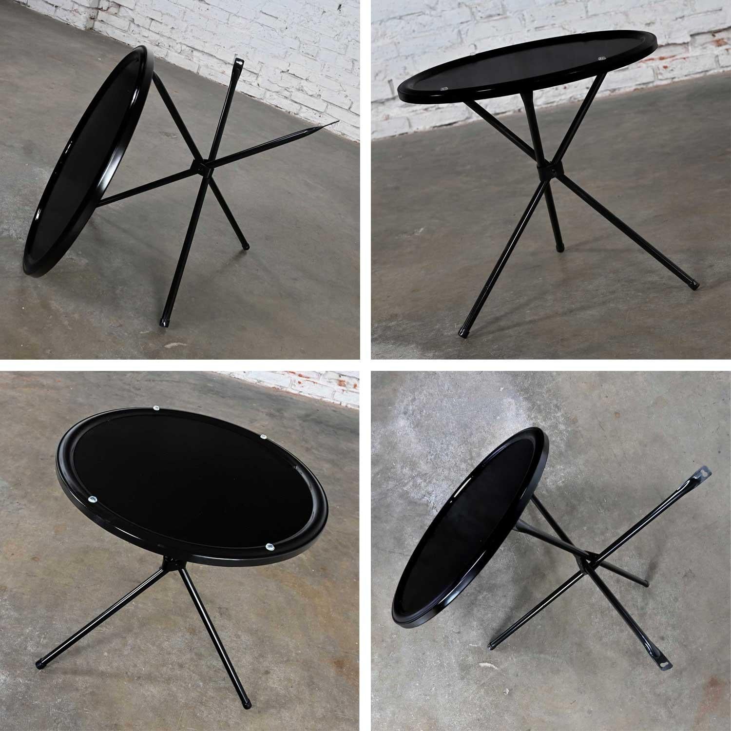 MCM Runder, schwarz lackierter, dreibeiniger Tisch aus Metall für den Außenbereich mit Glasplatte im Angebot 7