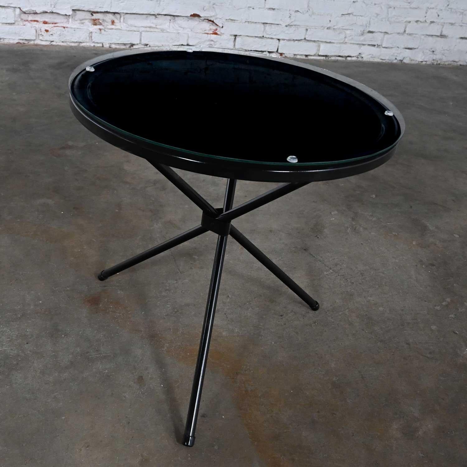 MCM Runder, schwarz lackierter, dreibeiniger Tisch aus Metall für den Außenbereich mit Glasplatte im Angebot 9
