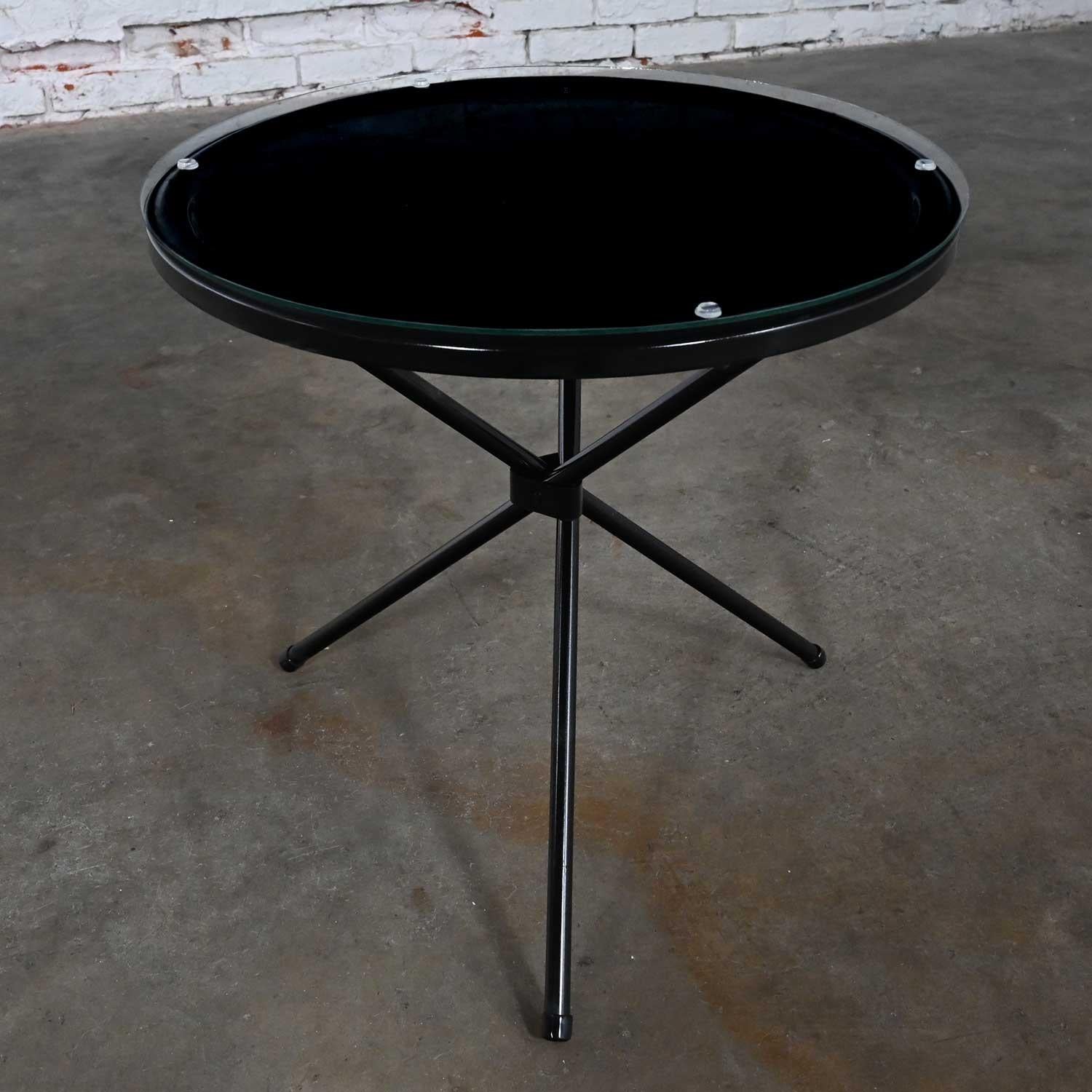 MCM Runder, schwarz lackierter, dreibeiniger Tisch aus Metall für den Außenbereich mit Glasplatte im Angebot 11