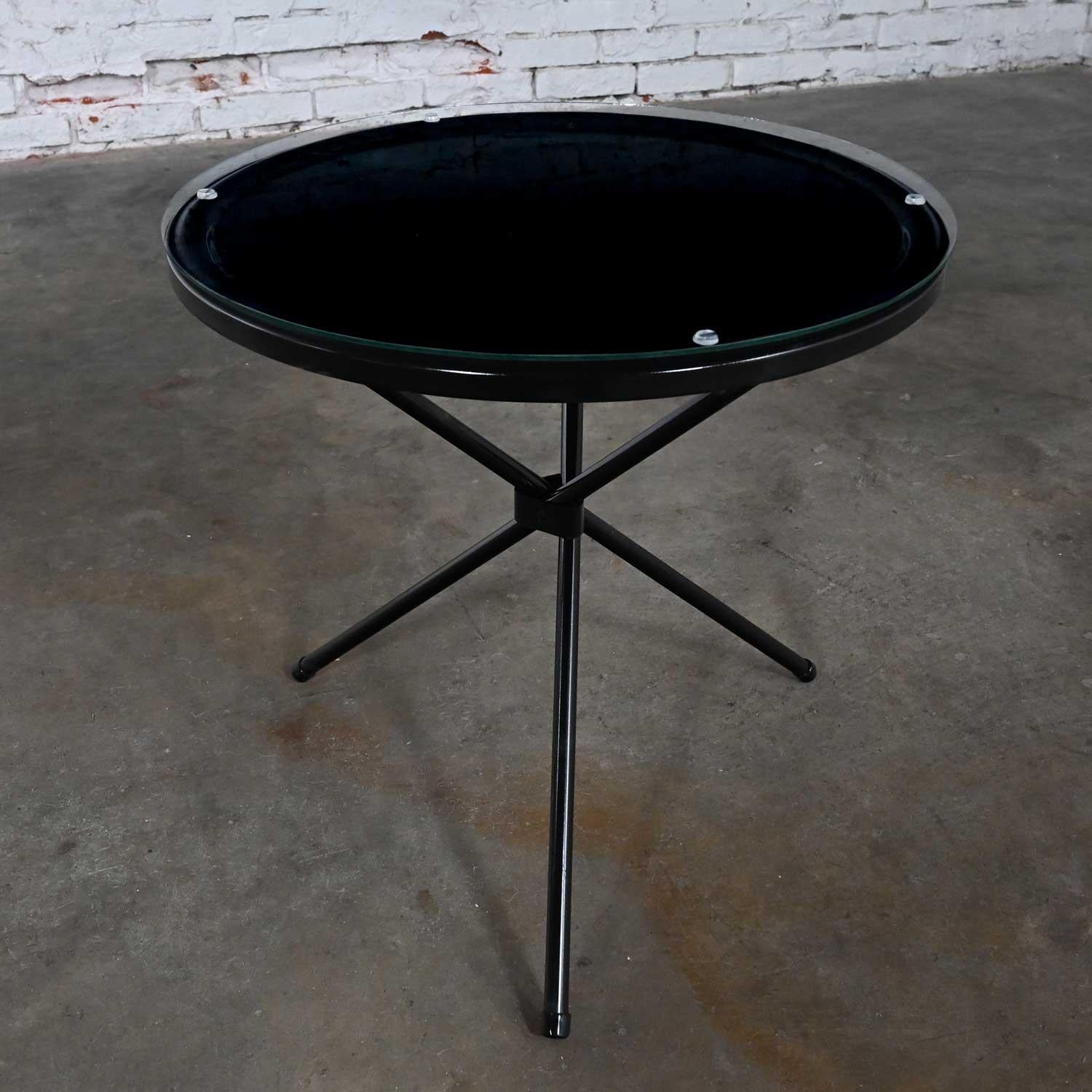 MCM Runder, schwarz lackierter, dreibeiniger Tisch aus Metall für den Außenbereich mit Glasplatte im Angebot 12