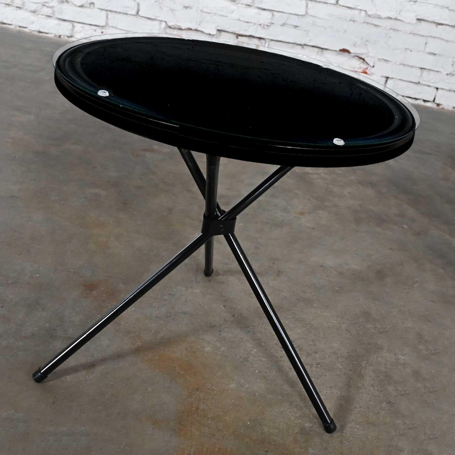 MCM Runder, schwarz lackierter, dreibeiniger Tisch aus Metall für den Außenbereich mit Glasplatte (Moderne der Mitte des Jahrhunderts) im Angebot