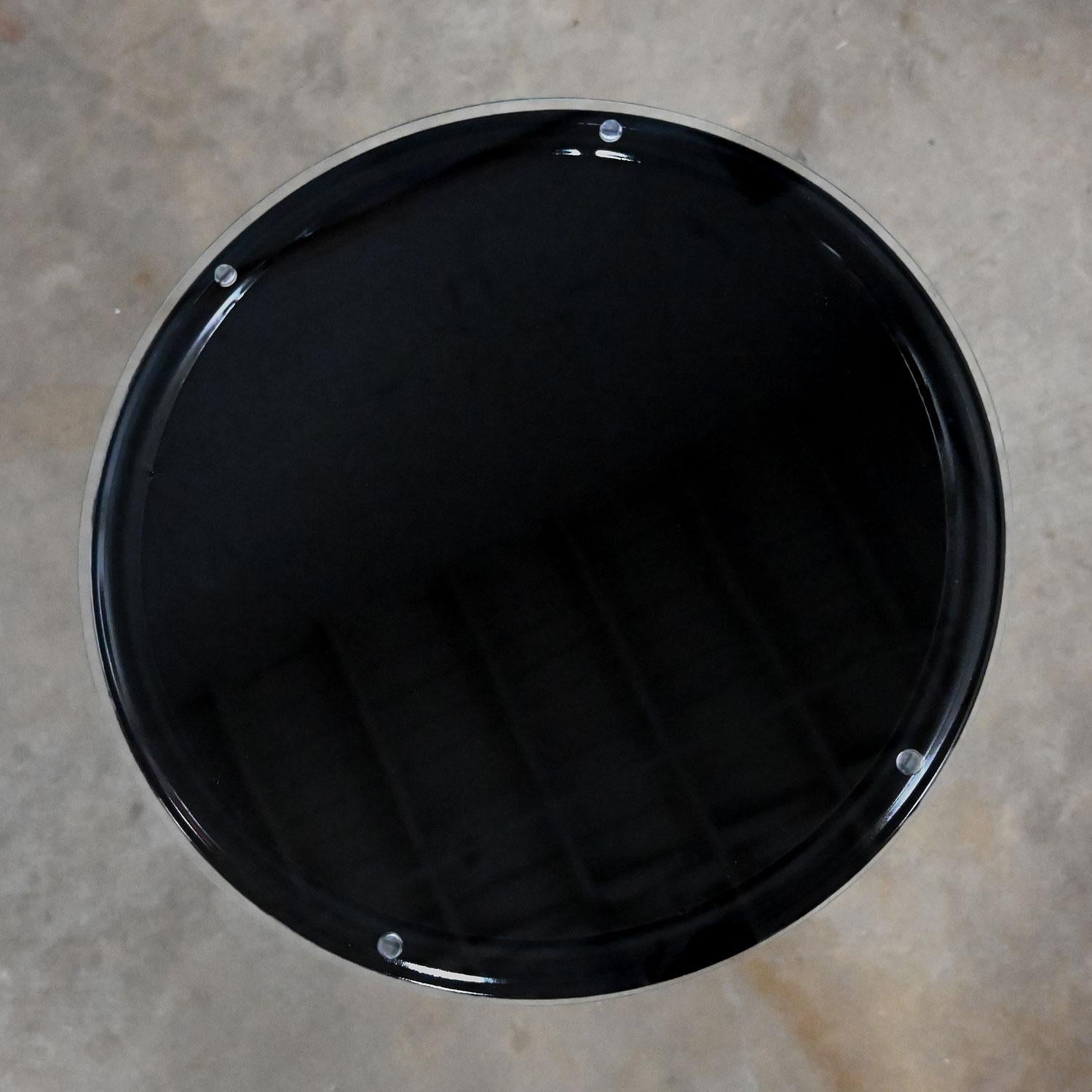 MCM Runder, schwarz lackierter, dreibeiniger Tisch aus Metall für den Außenbereich mit Glasplatte (Unbekannt) im Angebot