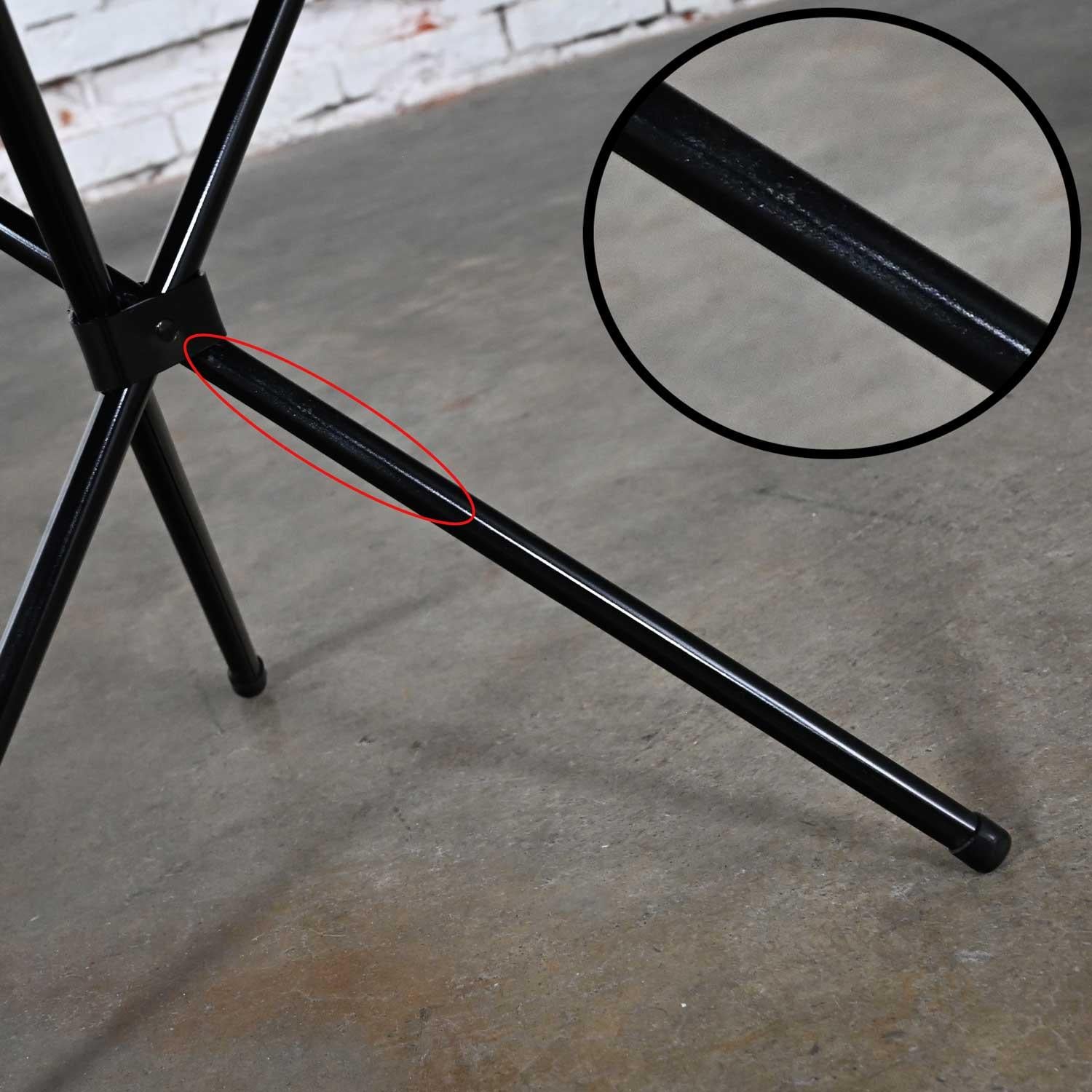 MCM Runder, schwarz lackierter, dreibeiniger Tisch aus Metall für den Außenbereich mit Glasplatte im Zustand „Gut“ im Angebot in Topeka, KS