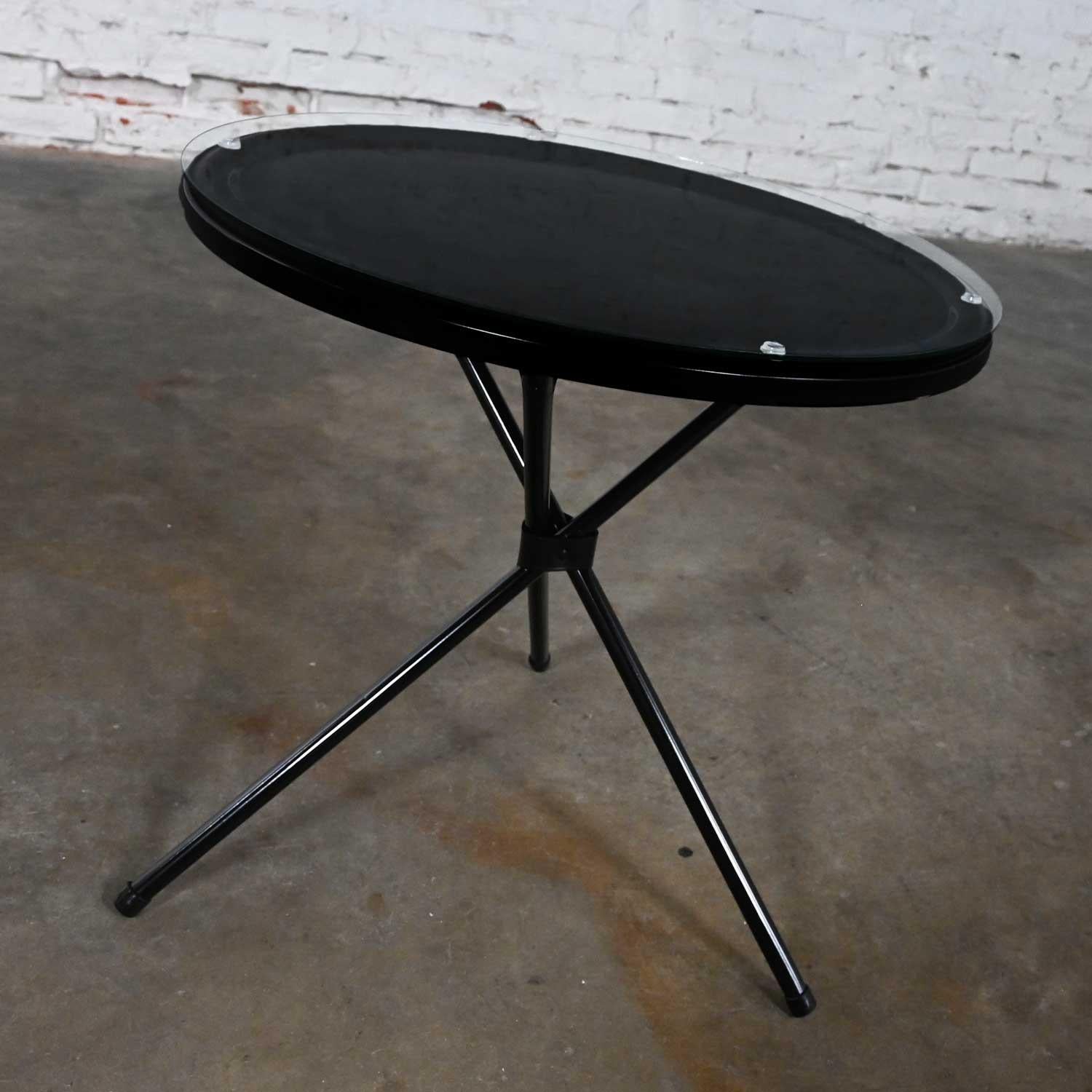 MCM Runder, schwarz lackierter, dreibeiniger Tisch aus Metall für den Außenbereich mit Glasplatte im Angebot 2