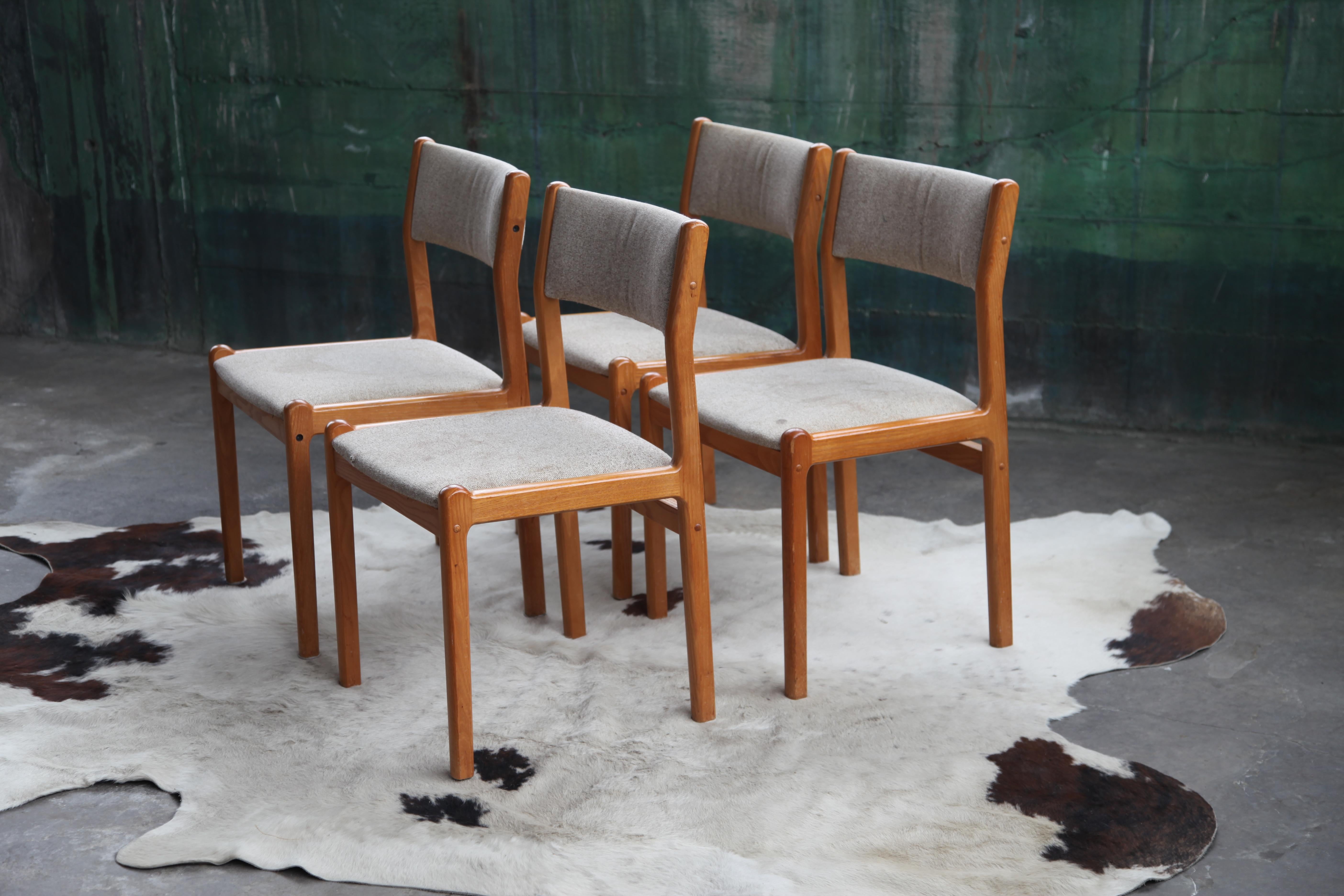 Table de salle à manger ronde ou ovale MCM avec feuilles + 4 chaises par Gudme Jl Moller, 9 pièces 3