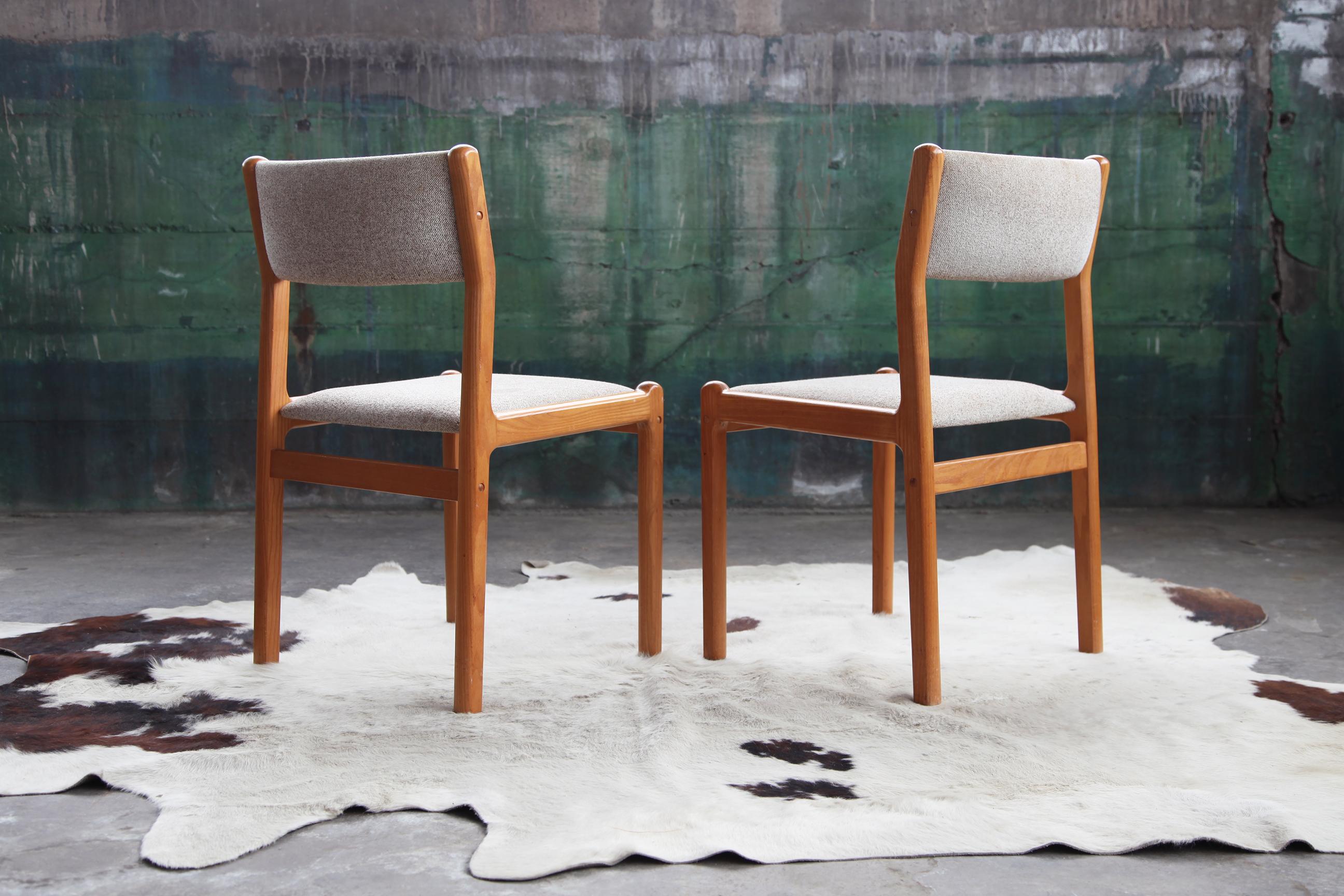 Table de salle à manger ronde ou ovale MCM avec feuilles + 4 chaises par Gudme Jl Moller, 9 pièces 9