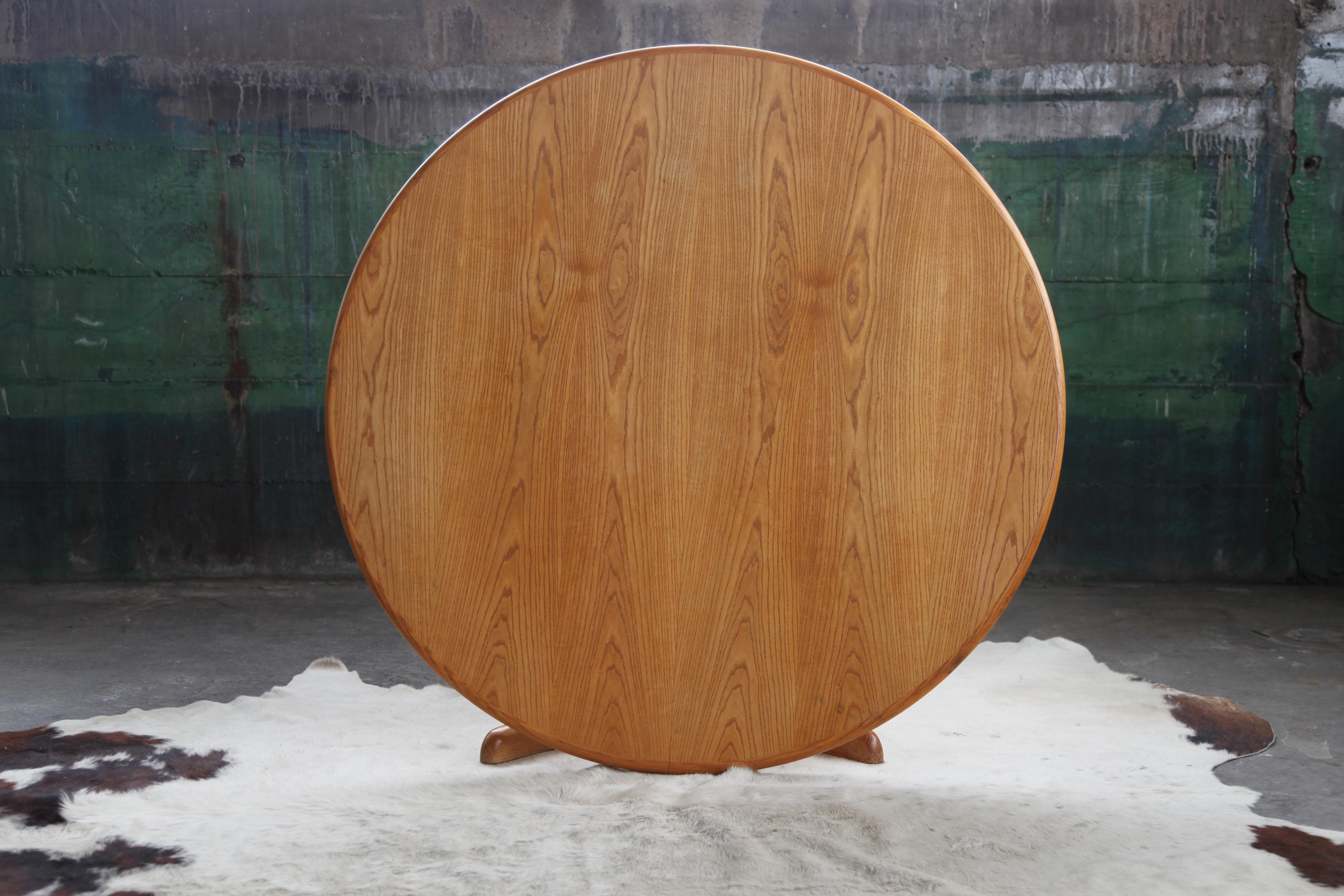 Beautifully made light wood grain table by Gudme Mobelfabrik, and 4 teak chairs made by Moller make this Danish Mid Century Modern set a beauty. Labels on the bottom of each piece. Late 70s, early 80s. Very stylish light teak and oak wood. Very high