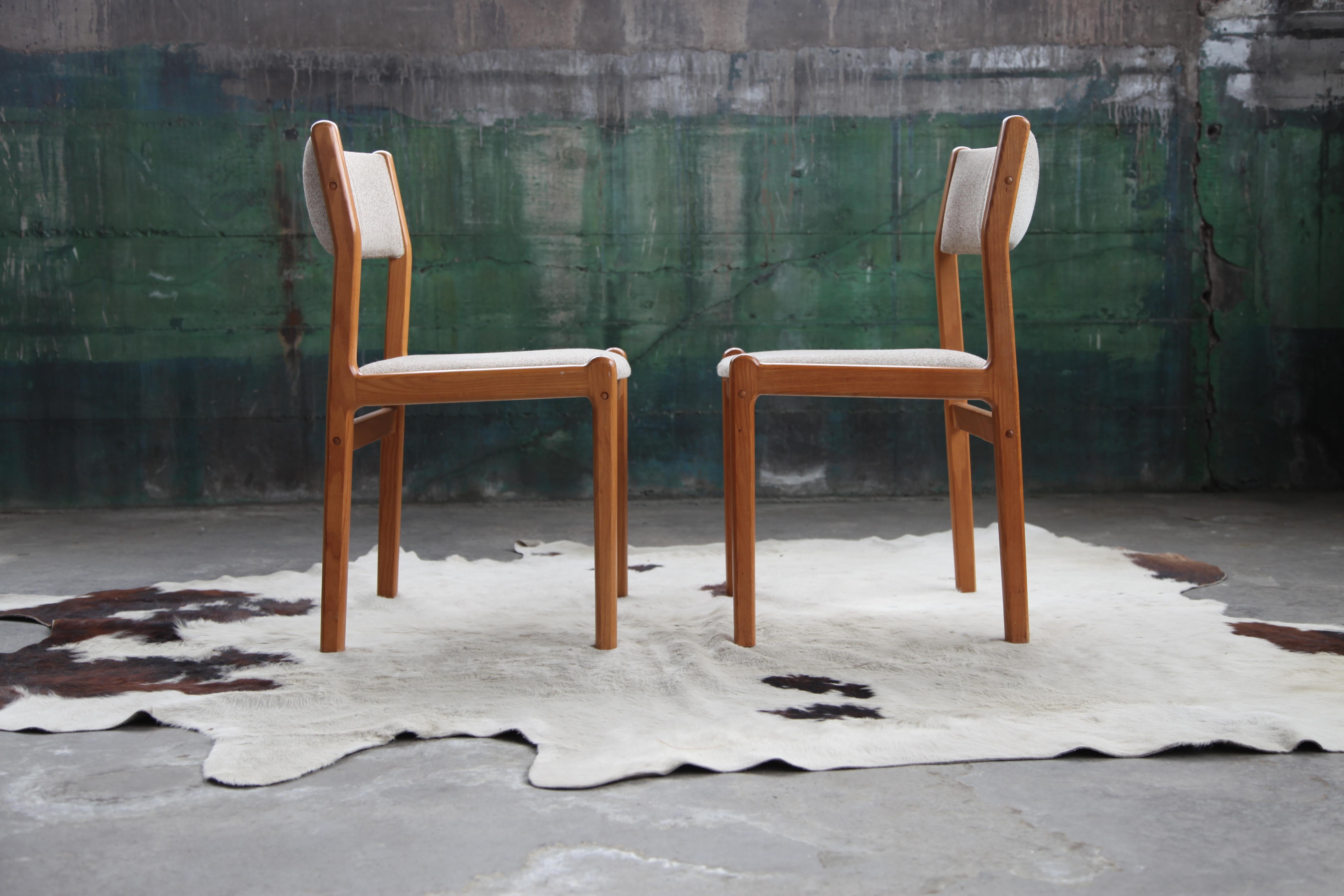 Danois Table de salle à manger ronde ou ovale MCM avec feuilles + 4 chaises par Gudme Jl Moller, 9 pièces