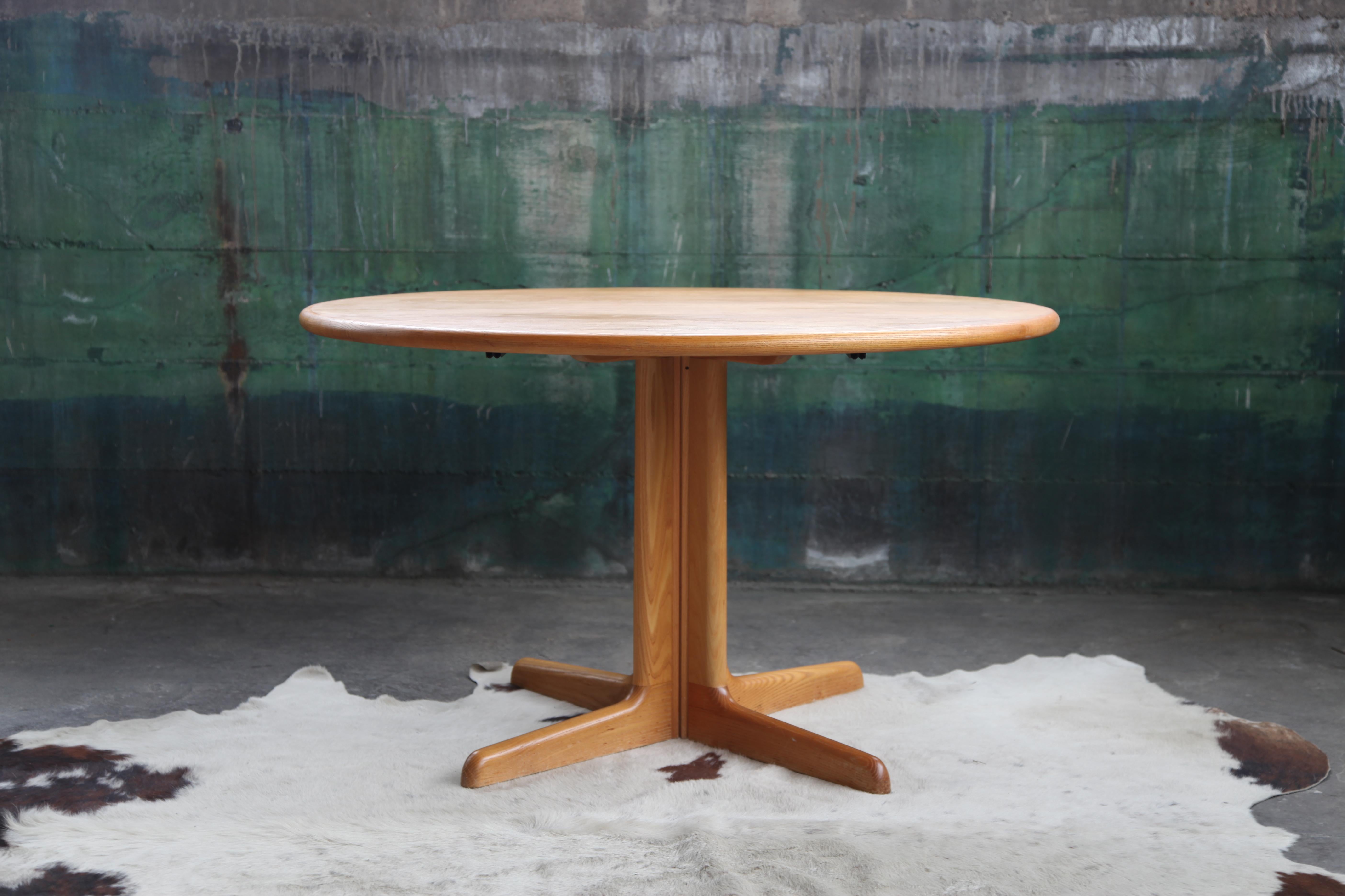 MCM Round to Oval Dining Table w/ Leaves + 4 Chairs by Gudme Jl Moller, 9 Pcs In Good Condition For Sale In Madison, WI