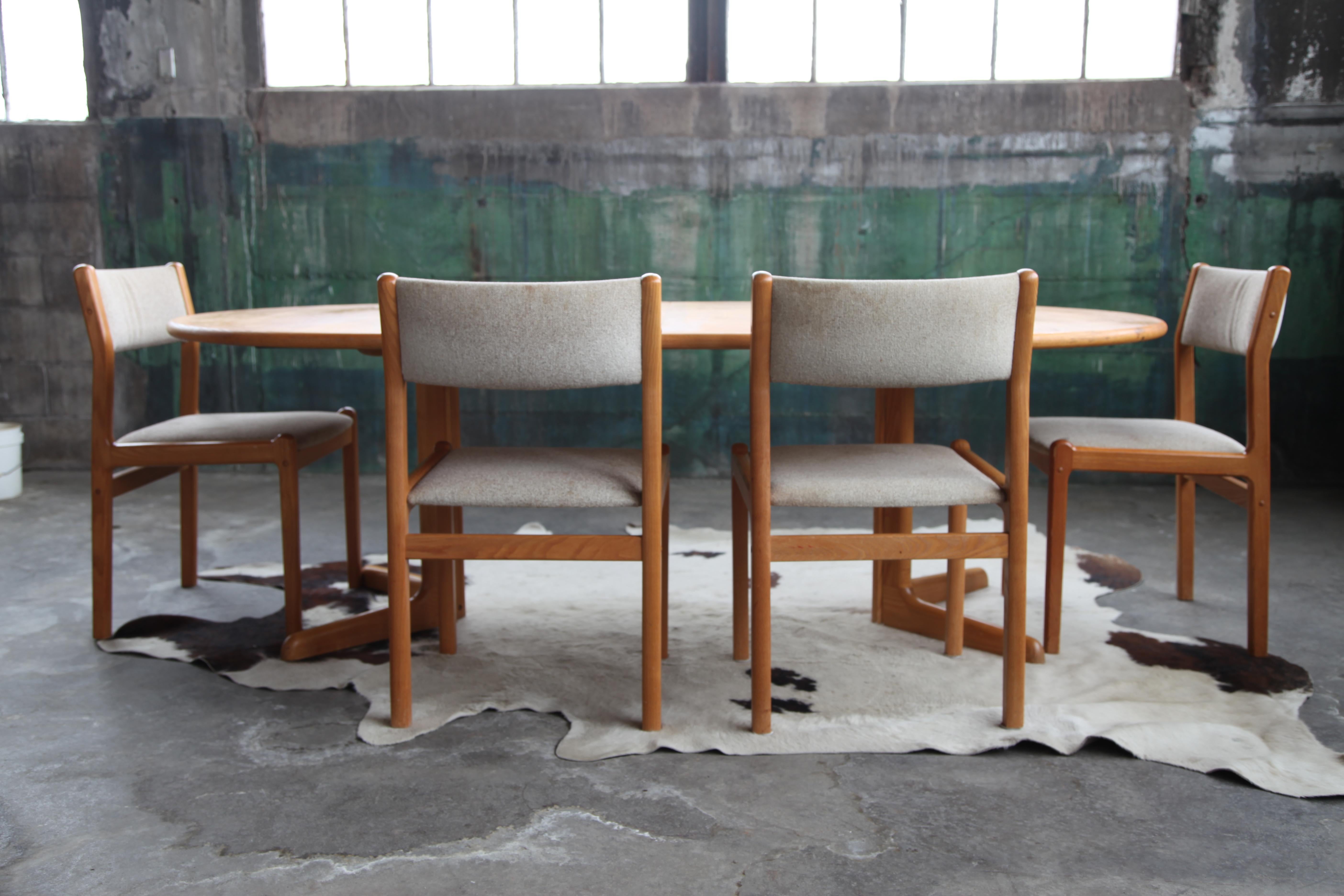MCM Round to Oval Dining Table w/ Leaves + 4 Chairs by Gudme Jl Moller, 9 Pcs In Good Condition For Sale In Madison, WI