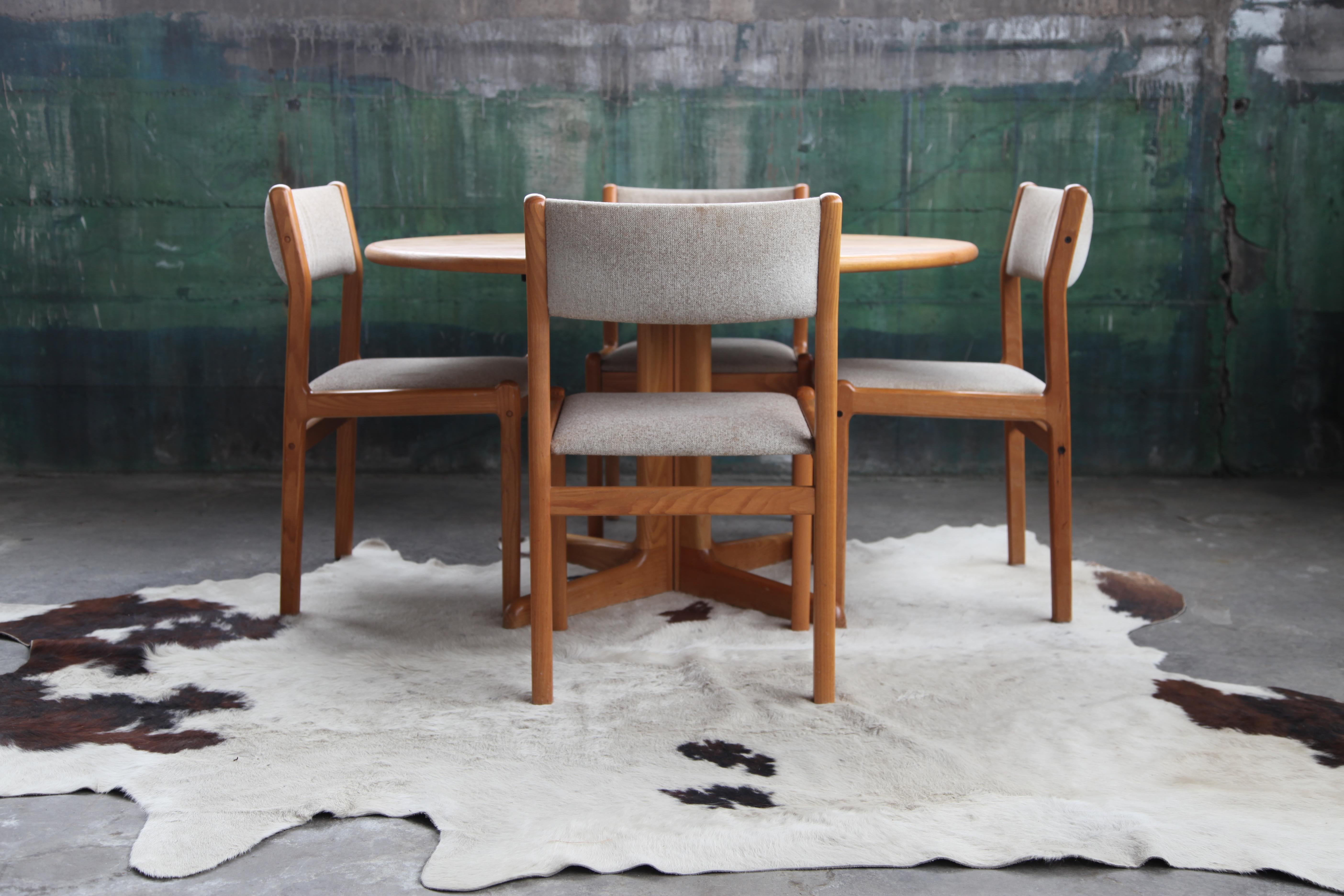 Late 20th Century MCM Round to Oval Dining Table w/ Leaves + 4 Chairs by Gudme Jl Moller, 9 Pcs For Sale