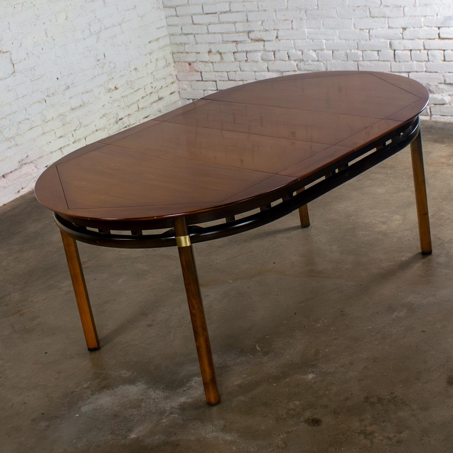 MCM Round to Oval Expanding Dining Table Attributed Hickory Tung Si Collection For Sale 3
