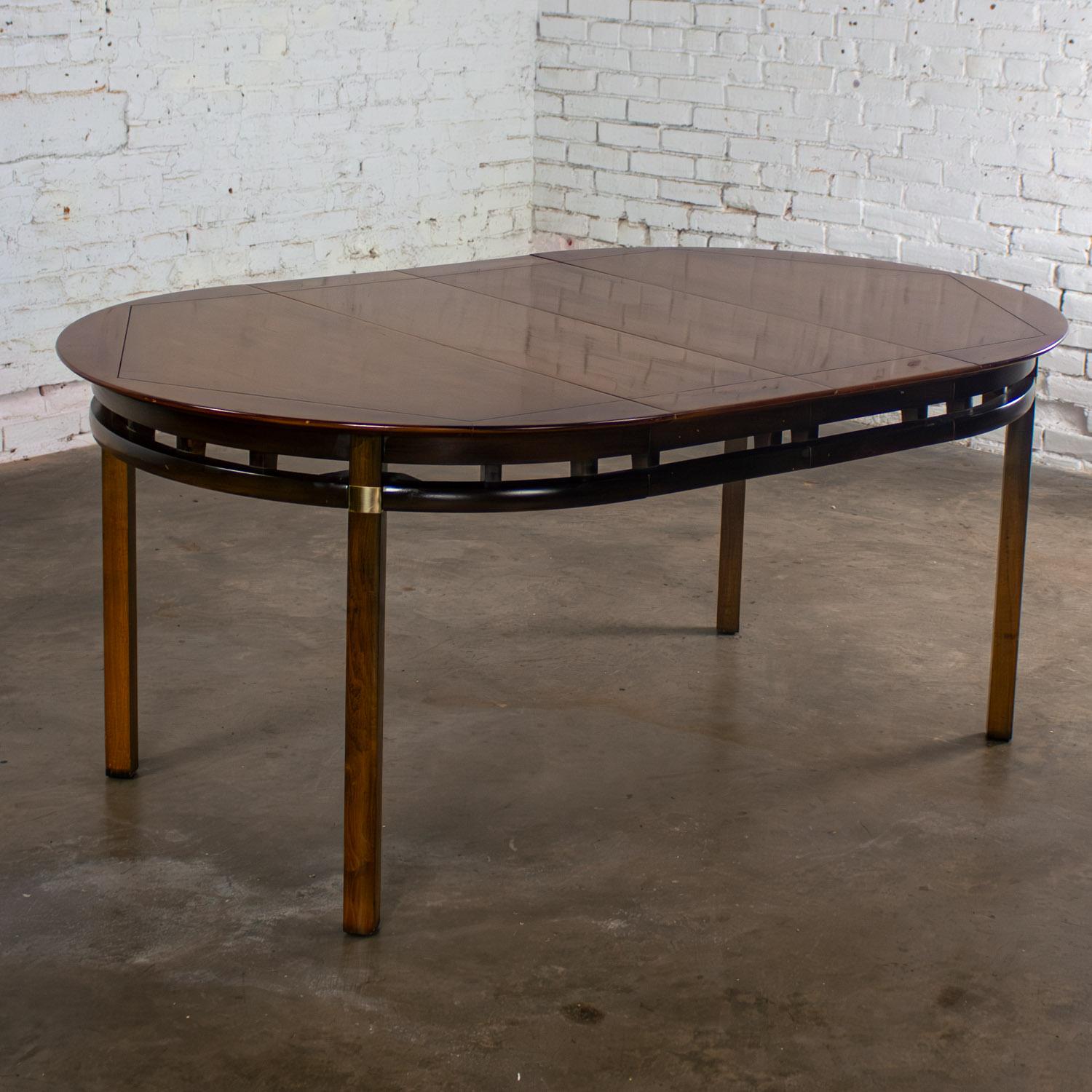 Mid-Century Modern MCM Round to Oval Expanding Dining Table Attributed Hickory Tung Si Collection For Sale