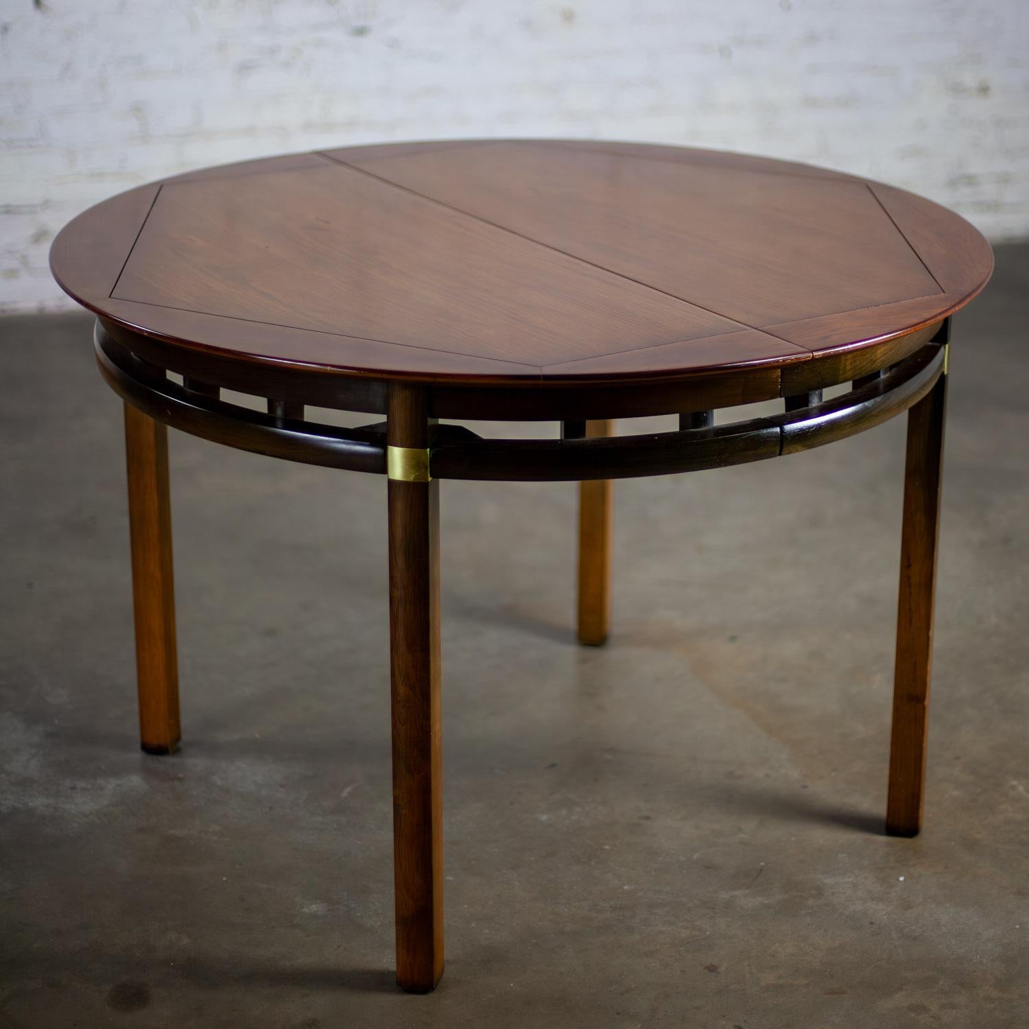American MCM Round to Oval Expanding Dining Table Attributed Hickory Tung Si Collection For Sale