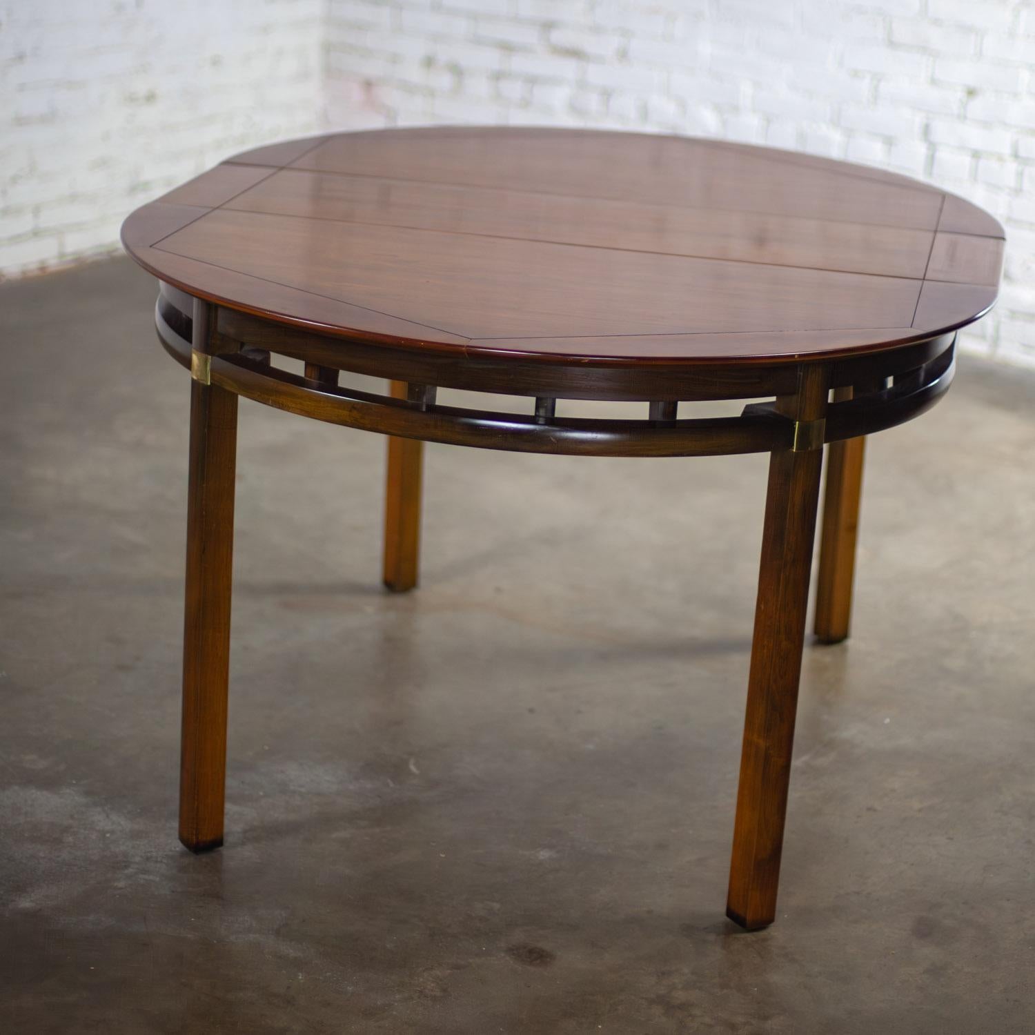 MCM Round to Oval Expanding Dining Table Attributed Hickory Tung Si Collection In Good Condition For Sale In Topeka, KS