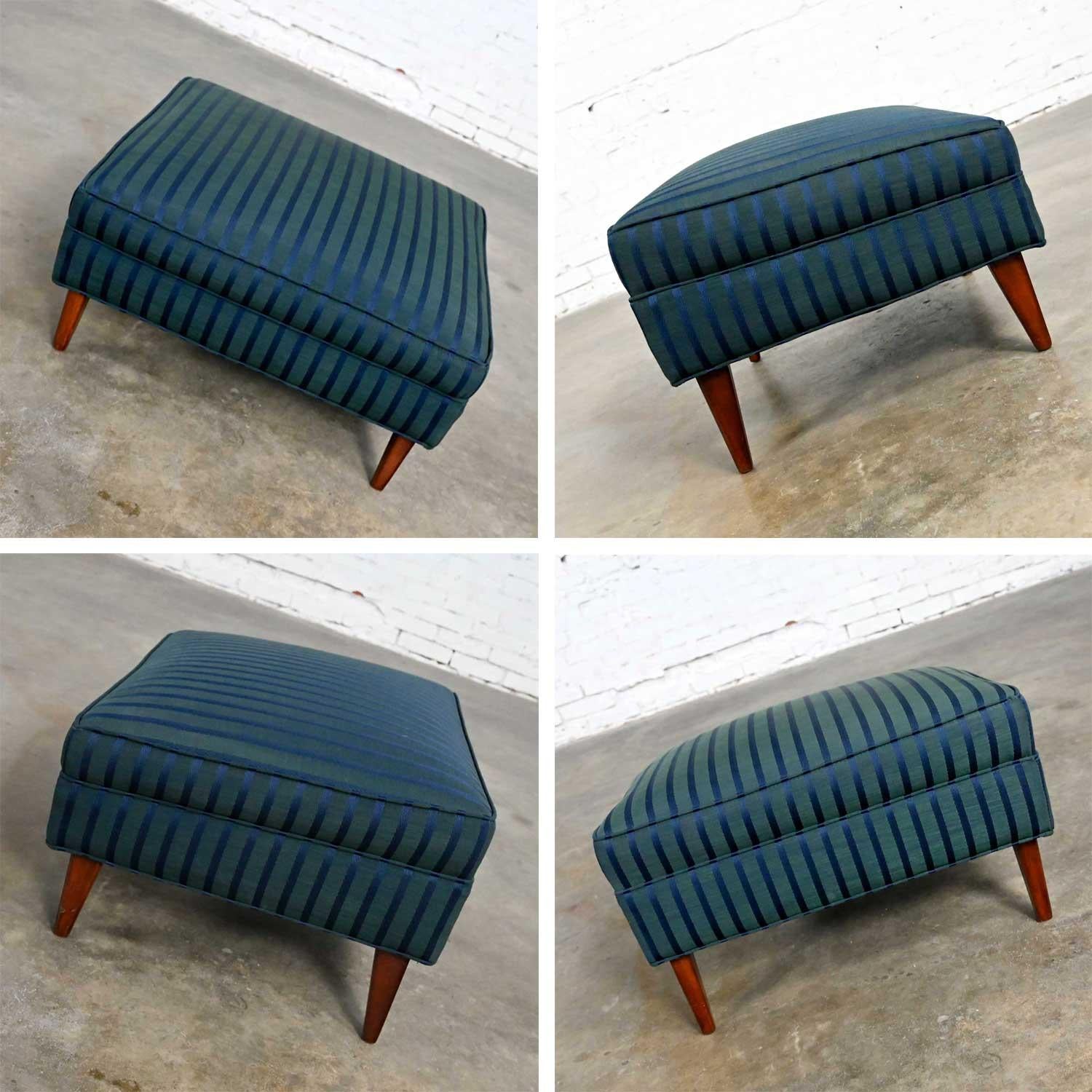 Fauteuil et pouf MCM Royal Blue & Blue Green attribués à Selig Monroe Chair en vente 4