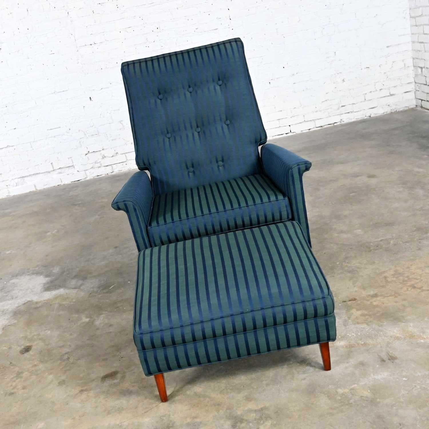 Fabuleux fauteuil de repos et ottoman vintage à rayures bleu roi et vert irisé, attribué à Selig Monroe. Très bon état, tout en gardant à l'esprit qu'il s'agit d'un produit vintage et non neuf, qui présente donc des signes d'utilisation et d'usure.