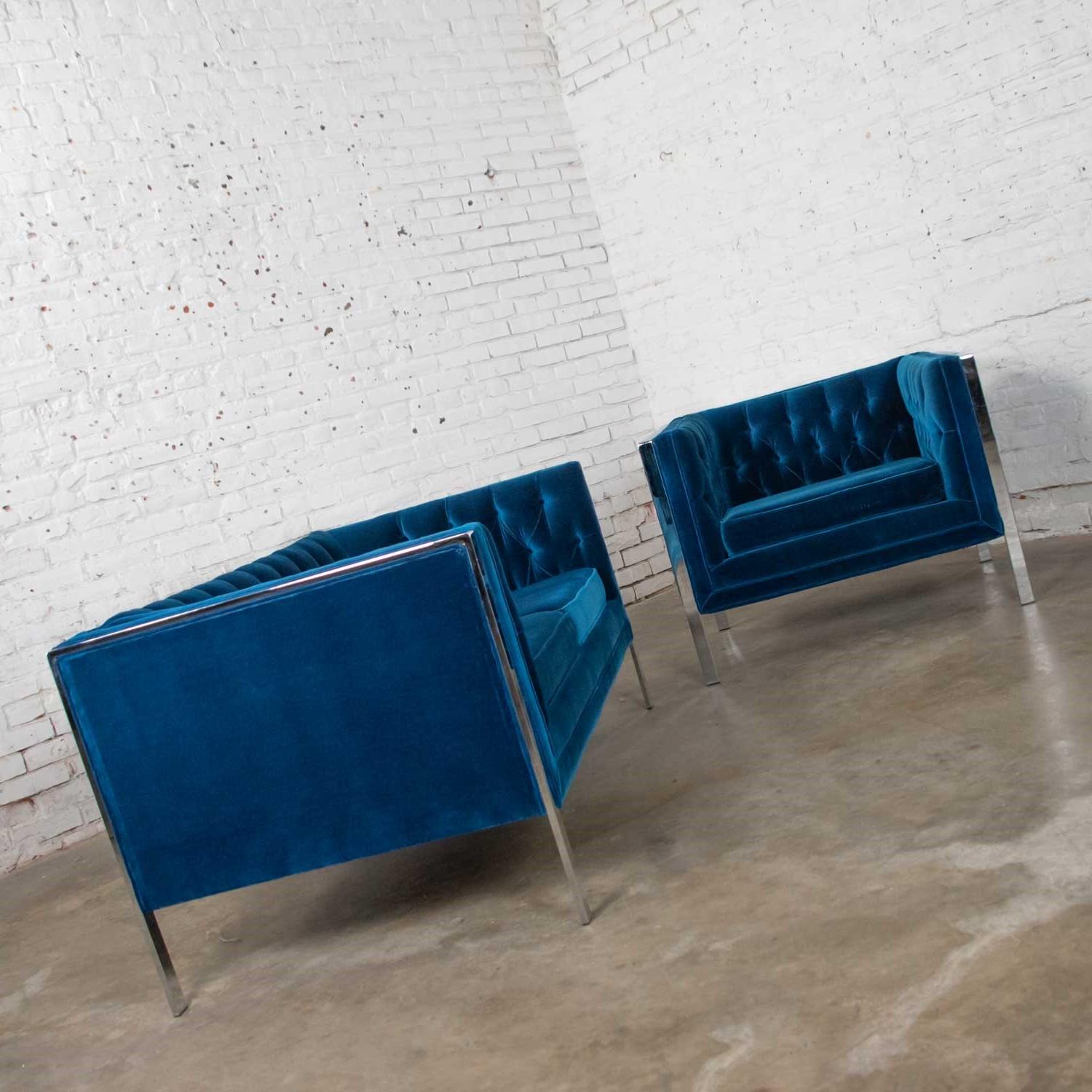 Velours Fauteuil et chaise cubiques en velours bleu royal et chrome MCM d'après Milo Baughman en vente