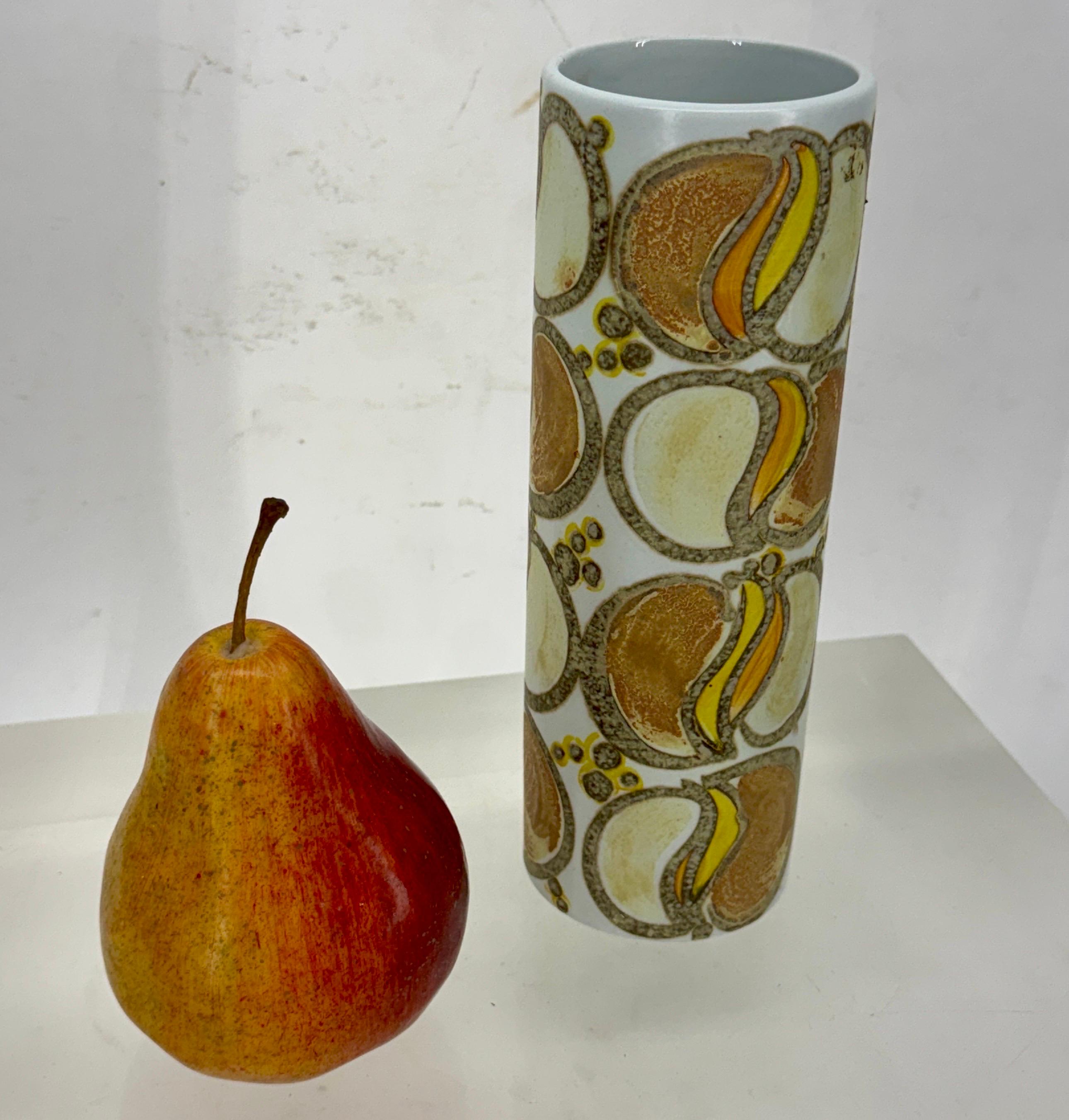 Vaso in maiolica Niels Thorsson di metà secolo. Splendido pezzo cilindrico da aggiungere a qualsiasi collezione di questi desiderabili vasi scultorei in ceramica The Modern Scandinavian.
L'artista e designer svedese-danese Nils Johan Thorvald