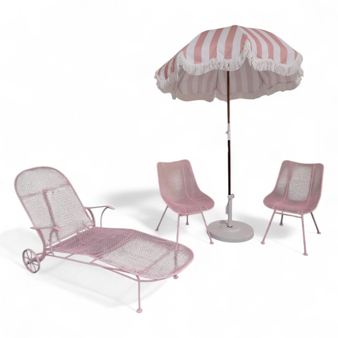 Mid-Century Modern Chaises de patio en treillis métallique MCM, chaise longue de piscine et parapluie en vente