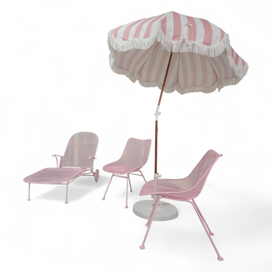 Américain Chaises de patio en treillis métallique MCM, chaise longue de piscine et parapluie en vente