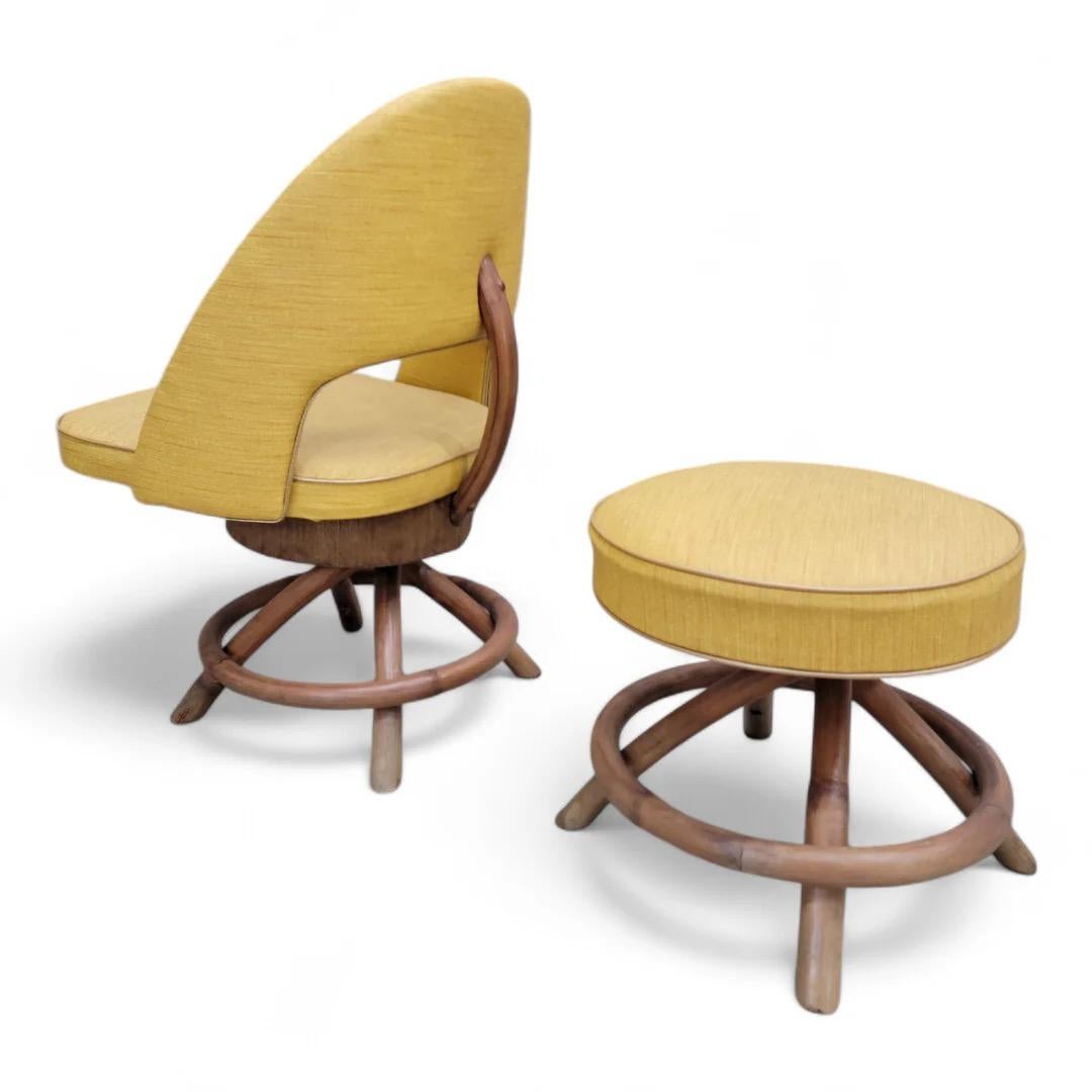 Ensemble 2 pièces - Chaise et ottoman pivotants en rotin de style Saarinen en vente 3