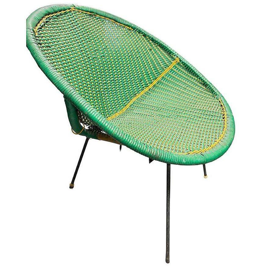 This mid-century outdoor chair, styled after Sam Avedon’s designs, features a vibrant green woven nylon seat with bold yellow accents, creating a striking contrast. The iron saucer-shaped design offers comfort and breathability, while the sturdy