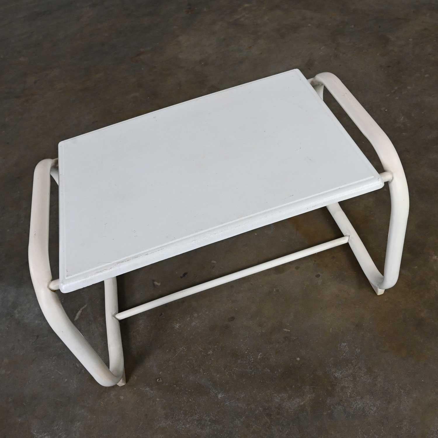 Table d'appoint d'extérieur MCM Samsonite avec base en acier blanc et plateau Werzalit en vente 4