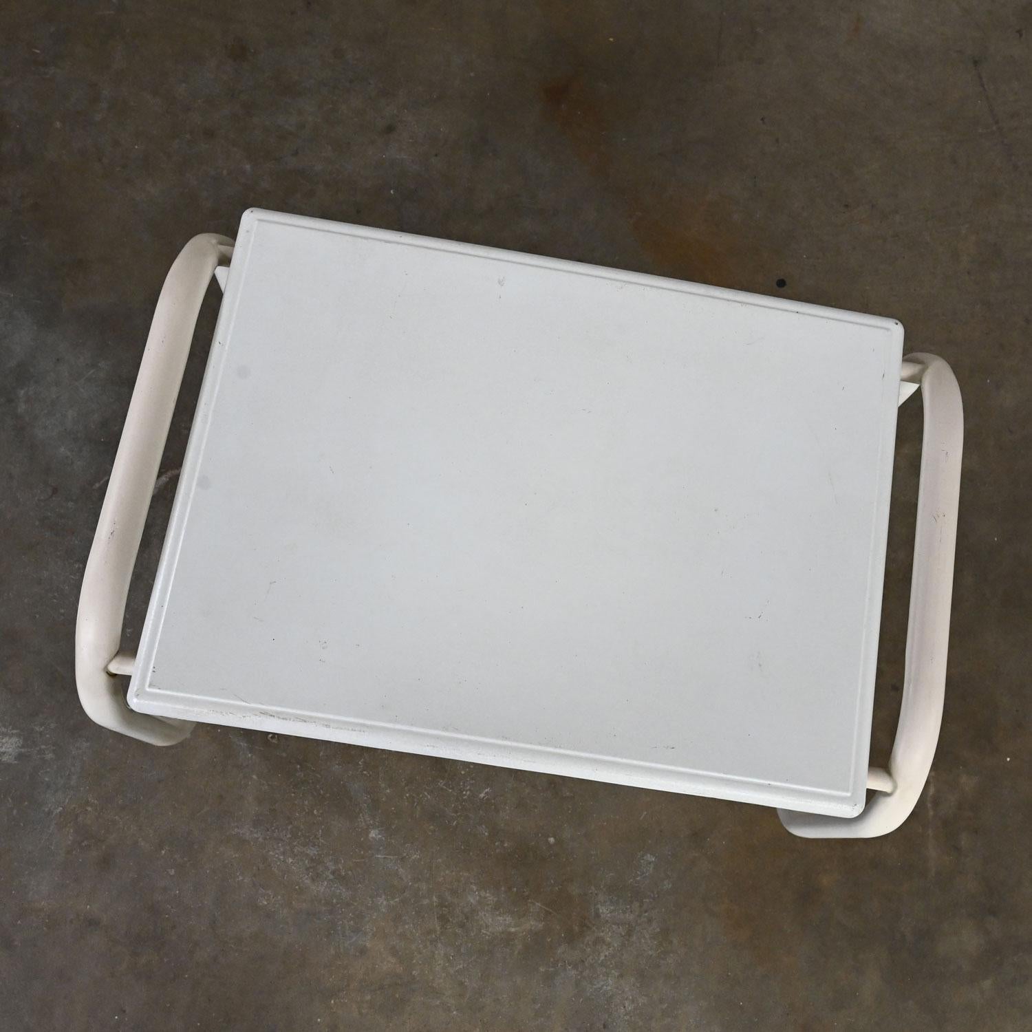 Table d'appoint d'extérieur MCM Samsonite avec base en acier blanc et plateau Werzalit en vente 5
