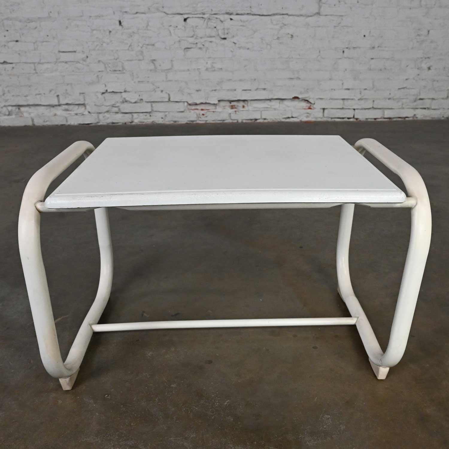 Table d'appoint d'extérieur MCM Samsonite avec base en acier blanc et plateau Werzalit en vente 7