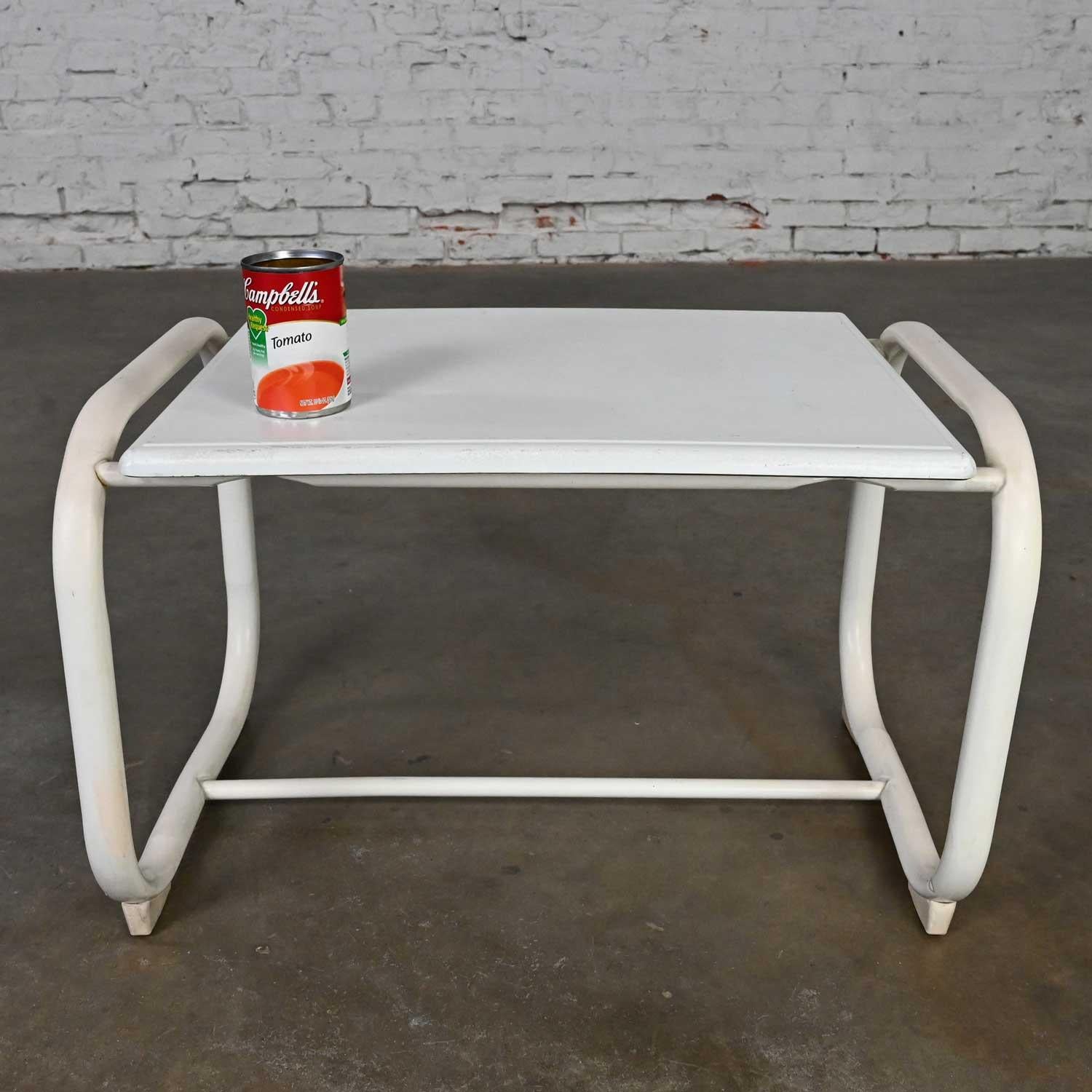 Table d'appoint d'extérieur MCM Samsonite avec base en acier blanc et plateau Werzalit en vente 8