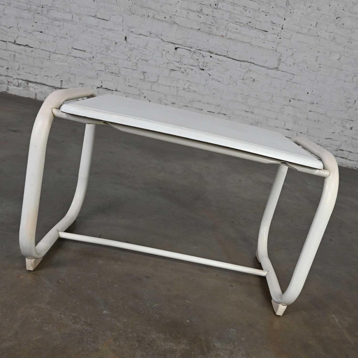 Wonderful vintage MCM (Mid-Century Modern) Samsonite outdoor accent table with white flattened steel tube base and Werzalit top. Beautiful condition, keeping in mind that this is vintage and not new so will have signs of use and wear. The top has a