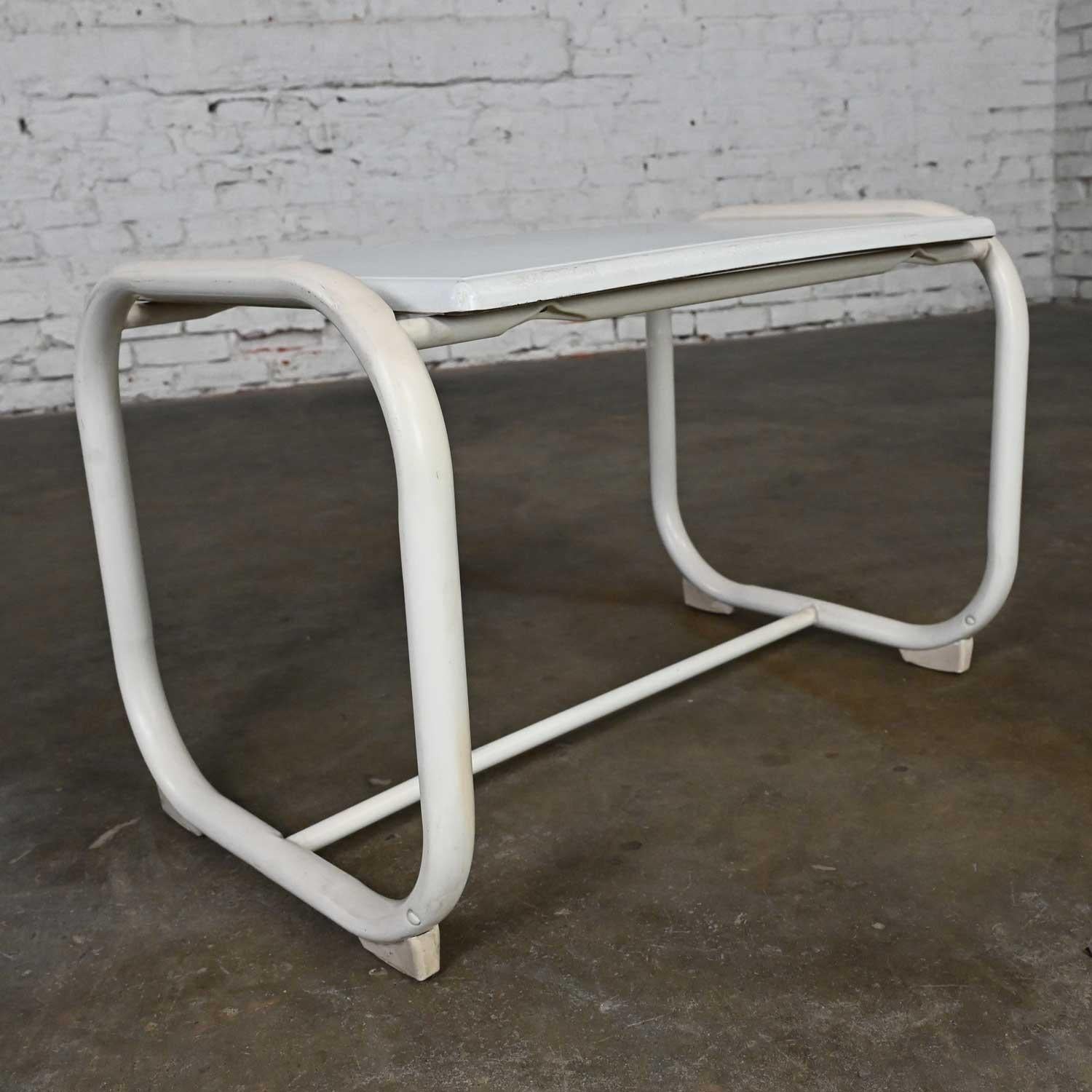 Mid-Century Modern Table d'appoint d'extérieur MCM Samsonite avec base en acier blanc et plateau Werzalit en vente