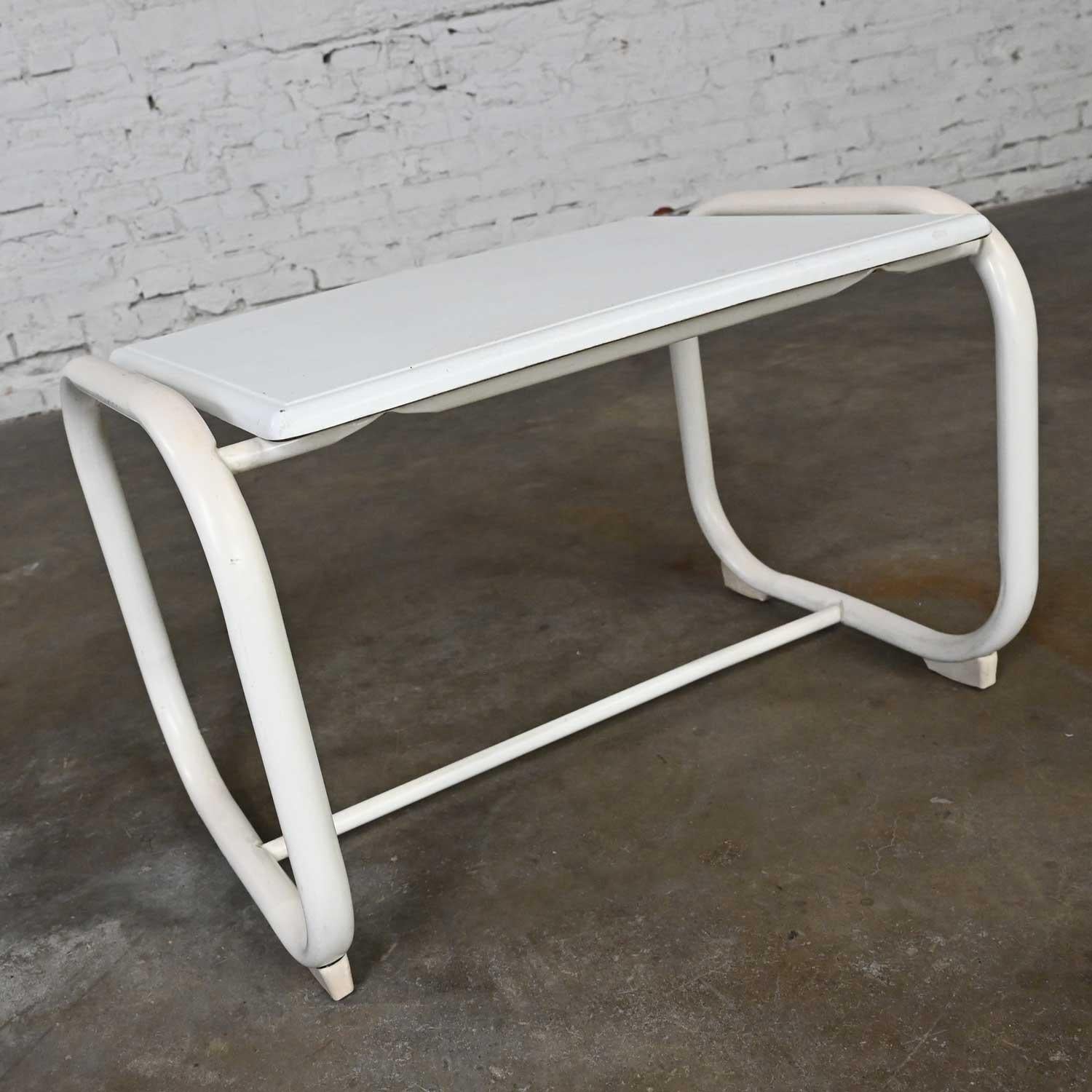 Métal Table d'appoint d'extérieur MCM Samsonite avec base en acier blanc et plateau Werzalit en vente