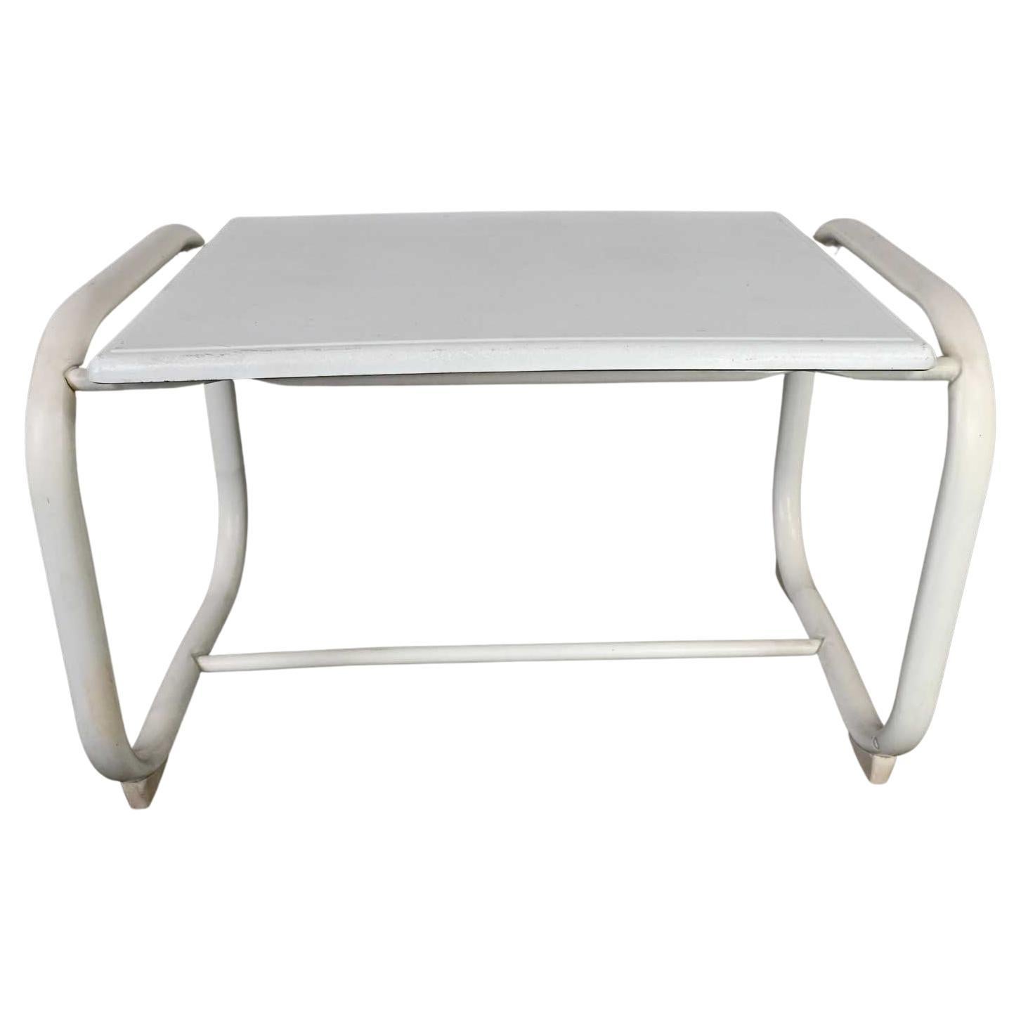 Table d'appoint d'extérieur MCM Samsonite avec base en acier blanc et plateau Werzalit en vente