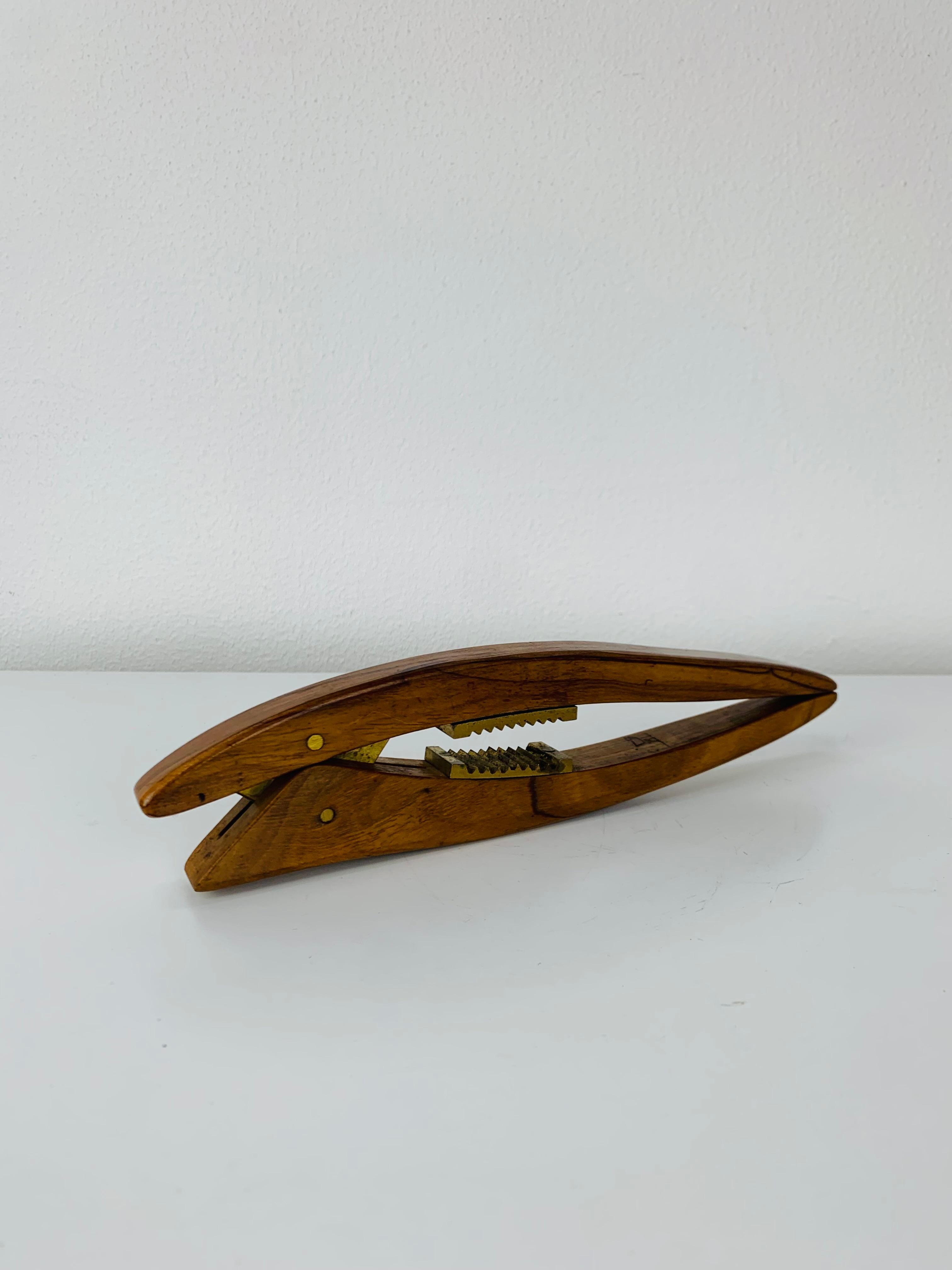 The Modern Scandinavian Nussknacker aus der Mitte des Jahrhunderts aus Teakholz und Messing. 