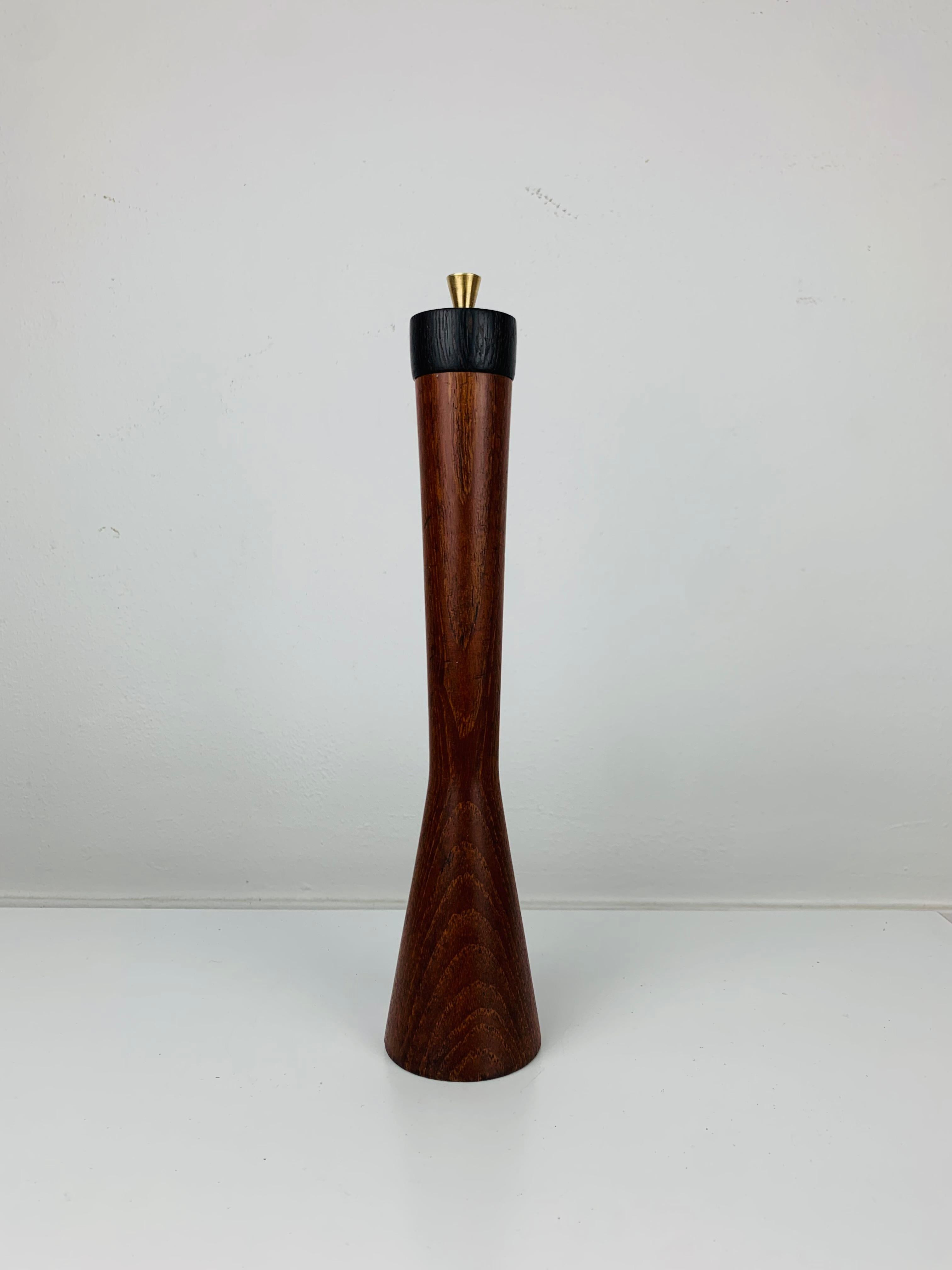 Magnifique moulin à poivre scandinave du milieu du siècle, signé Ole Hansen pour P. Broste Denmark sur le fond. Excellent état. 