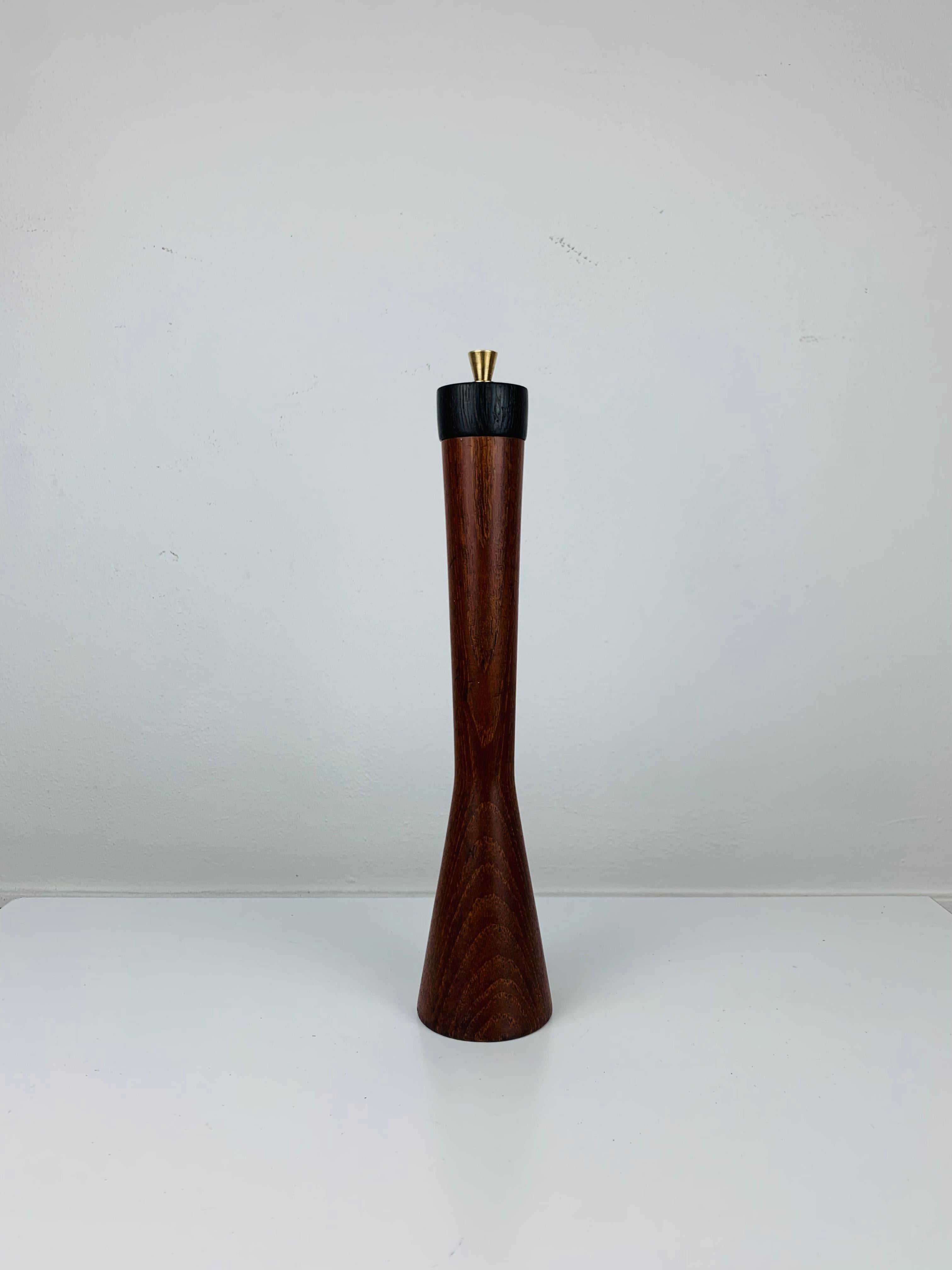 Scandinave moderne Moulin à poivre en teck de style scandinave MCM par Ole Hansen pour P. Broste Danemark en vente