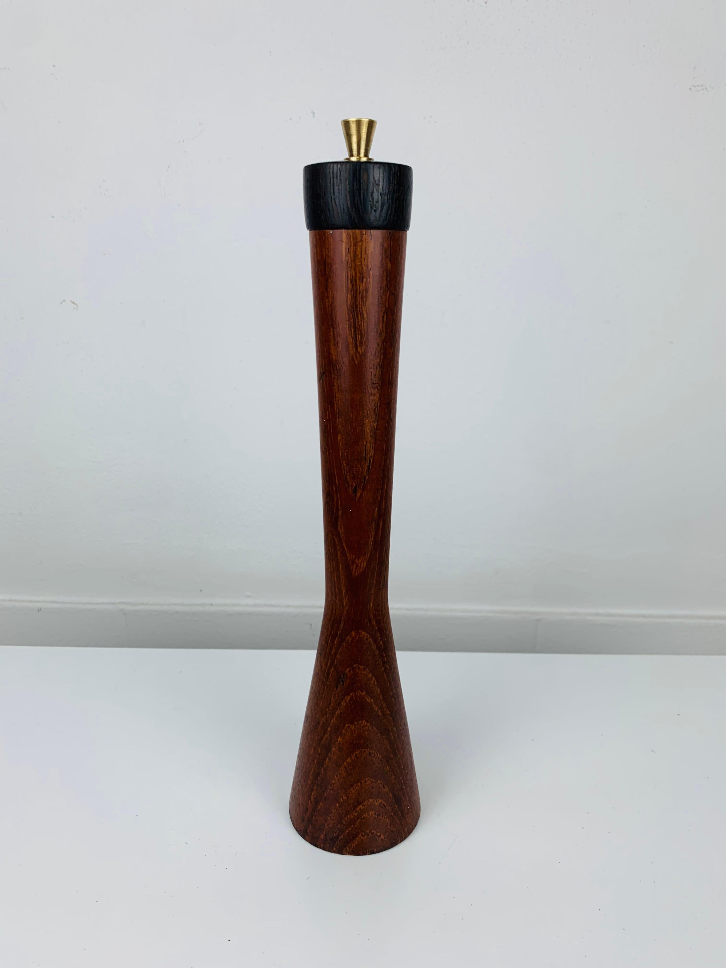 Danois Moulin à poivre en teck de style scandinave MCM par Ole Hansen pour P. Broste Danemark en vente