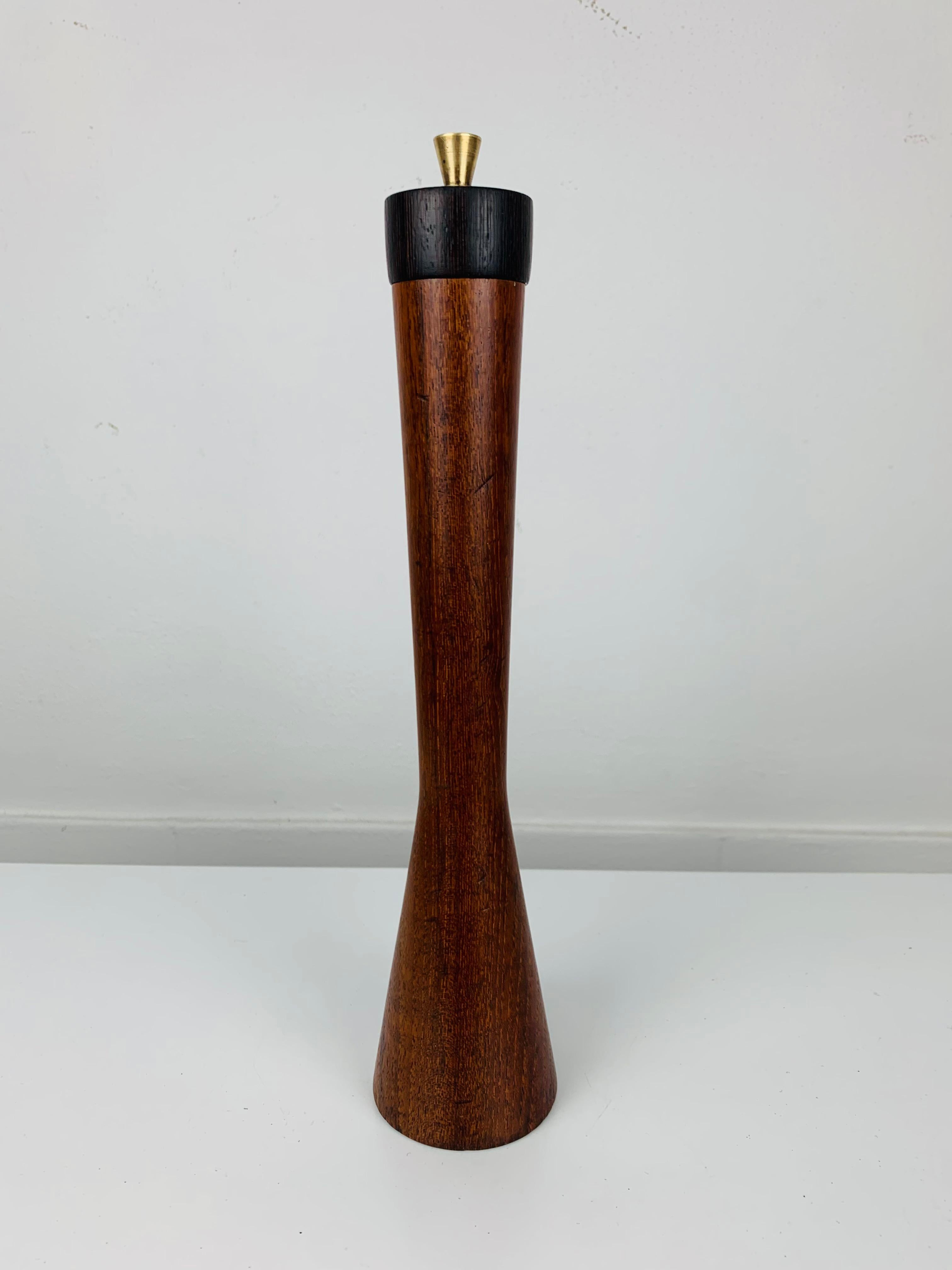 Laiton Moulin à poivre en teck de style scandinave MCM par Ole Hansen pour P. Broste Danemark en vente