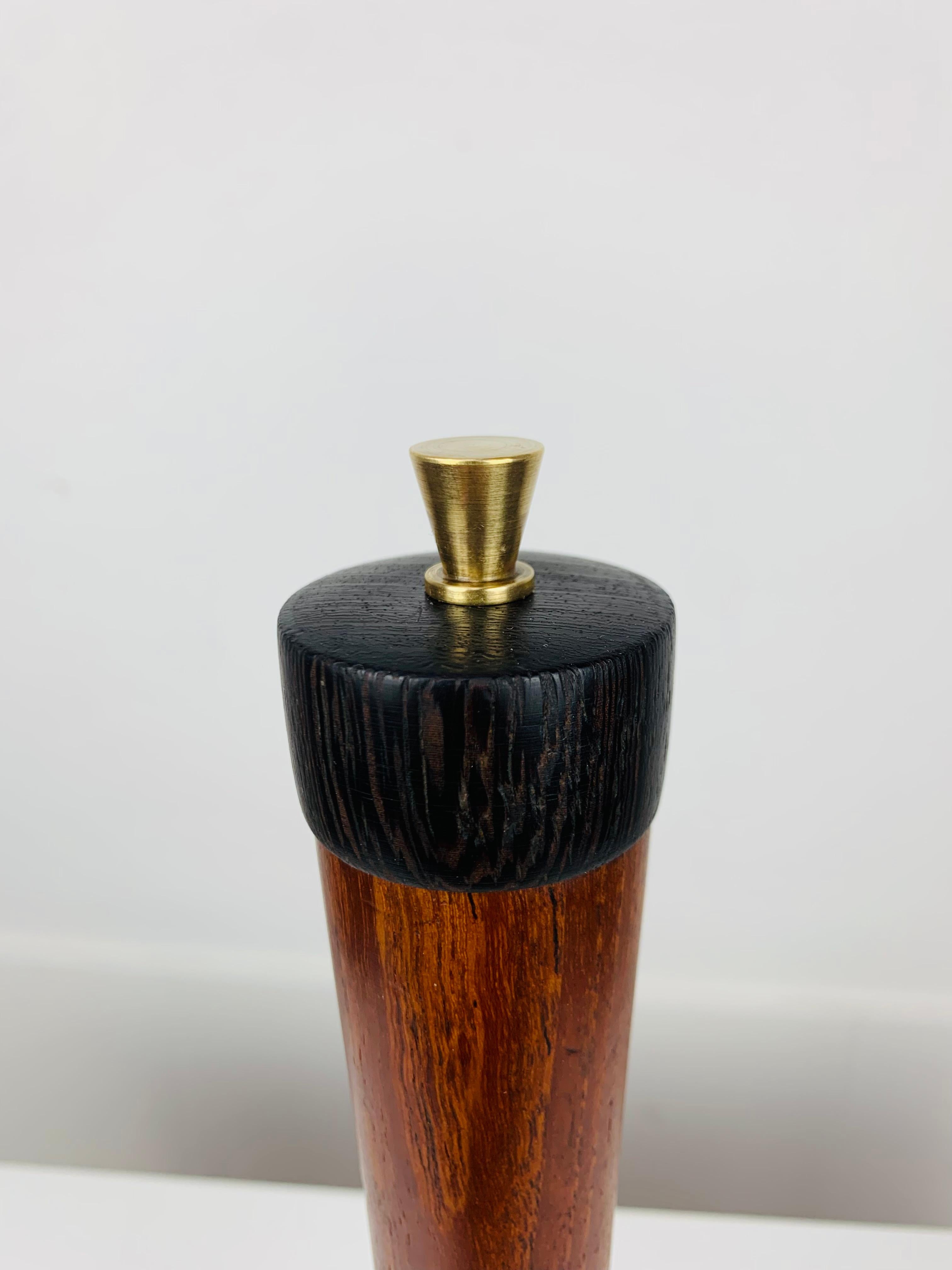 Moulin à poivre en teck de style scandinave MCM par Ole Hansen pour P. Broste Danemark en vente 1