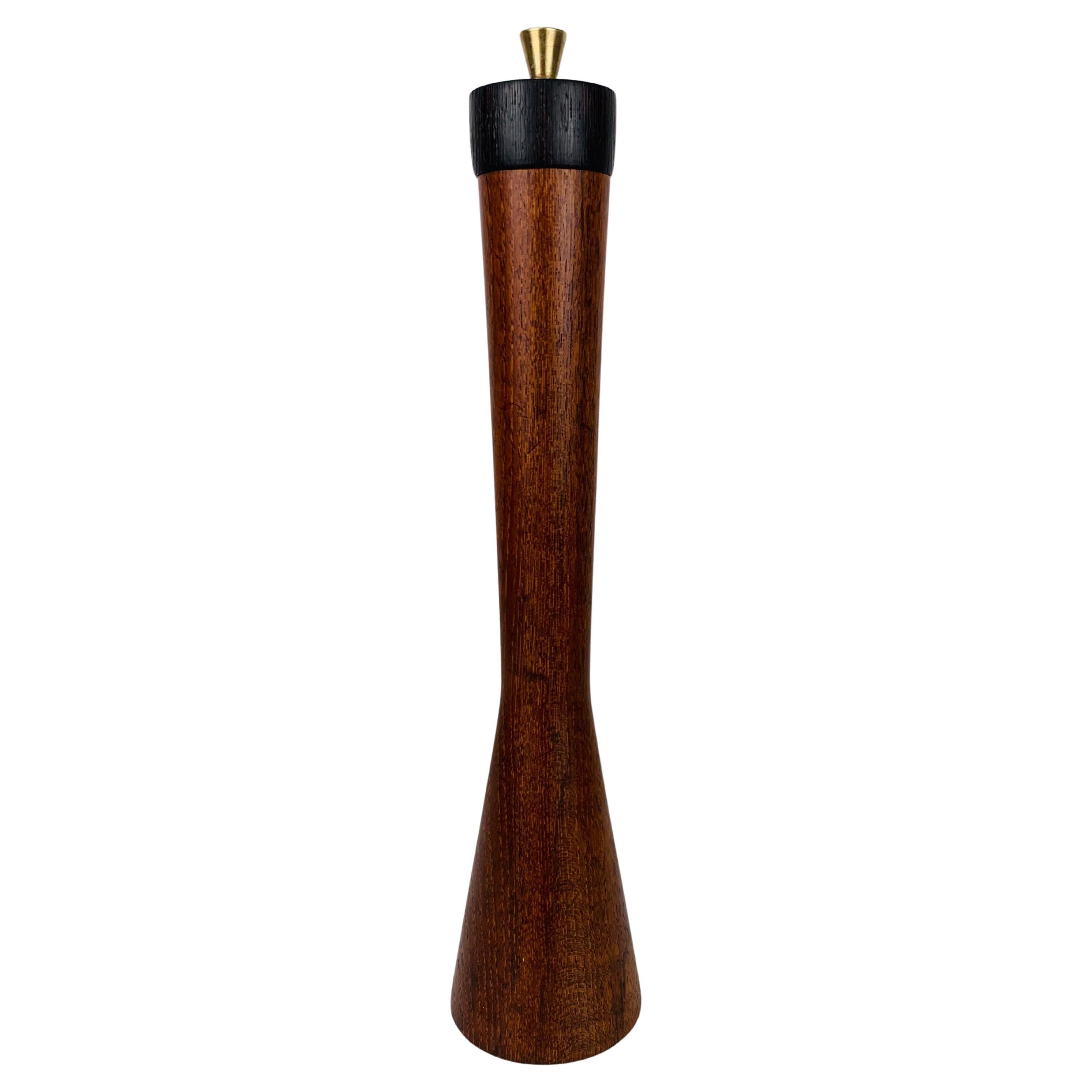 Moulin à poivre en teck de style scandinave MCM par Ole Hansen pour P. Broste Danemark en vente