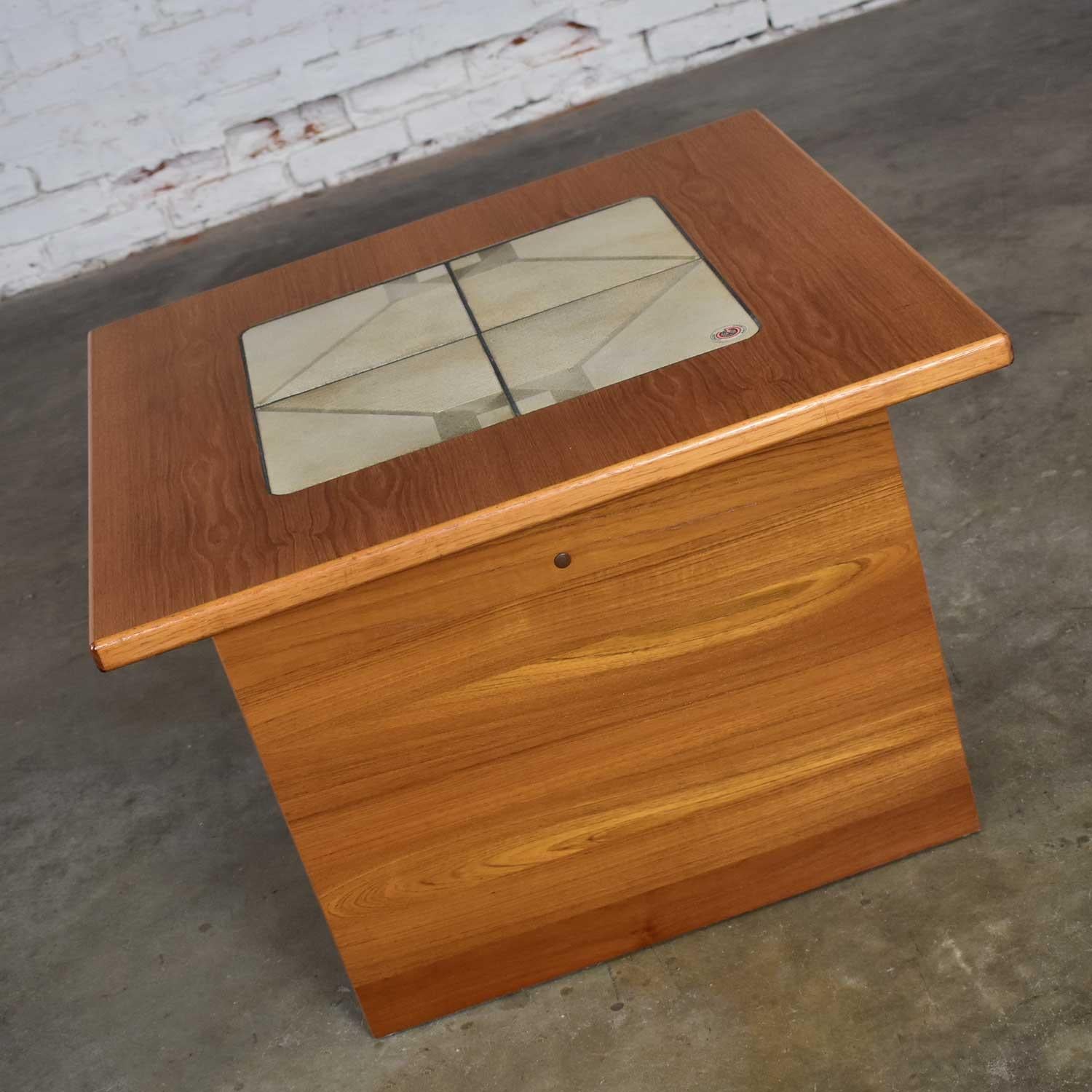 Céramique Table d'appoint scandinave MCM en teck avec joli insert de carreaux par Gangso Mobler en vente