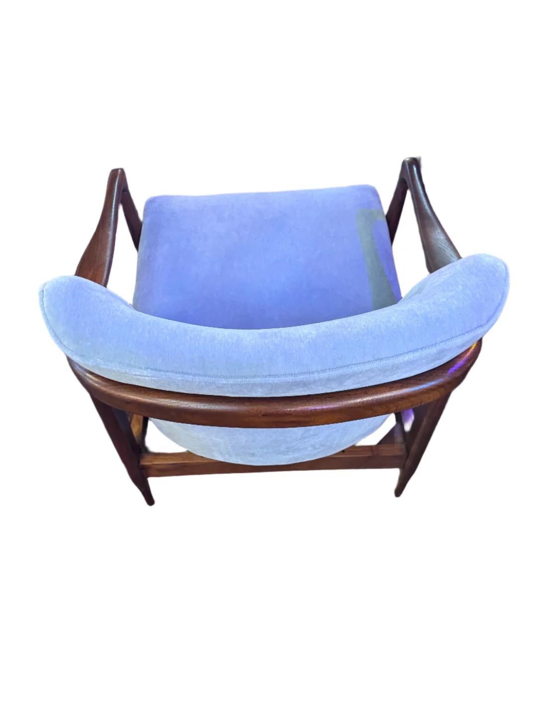 Mid Century Modern Sculptural Walnut Lounge Chair im Stil von Gio Ponti Neu gepolstert in einem hellblauen Mohair 

Der MCM Sculptural Walnut Lounge Chair, inspiriert von den ikonischen Entwürfen von Gio Ponti, stellt eine harmonische Mischung aus