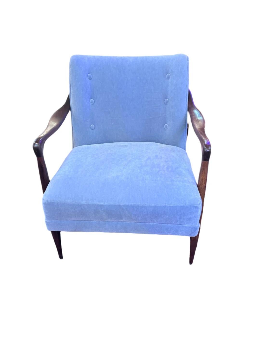 Mcm Skulpturaler Loungesessel aus Nussbaumholz, Mcm, neu gepolstert mit hellblauem Mohair (Moderne der Mitte des Jahrhunderts) im Angebot