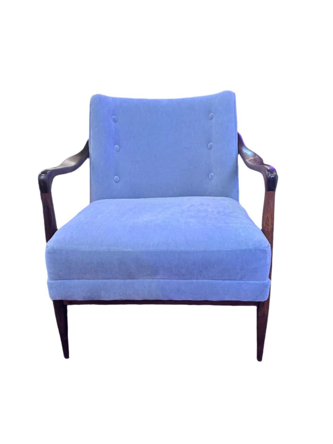Mcm Skulpturaler Loungesessel aus Nussbaumholz, Mcm, neu gepolstert mit hellblauem Mohair (Unbekannt) im Angebot