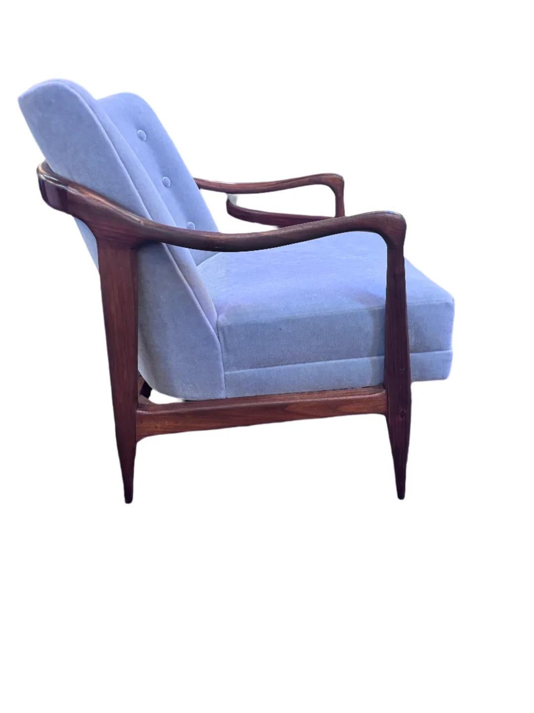 Mcm Skulpturaler Loungesessel aus Nussbaumholz, Mcm, neu gepolstert mit hellblauem Mohair im Zustand „Gut“ im Angebot in Chicago, IL