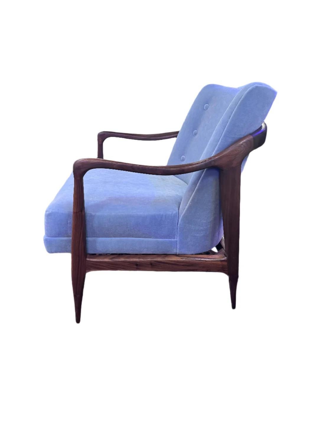 Mcm Skulpturaler Loungesessel aus Nussbaumholz, Mcm, neu gepolstert mit hellblauem Mohair (20. Jahrhundert) im Angebot