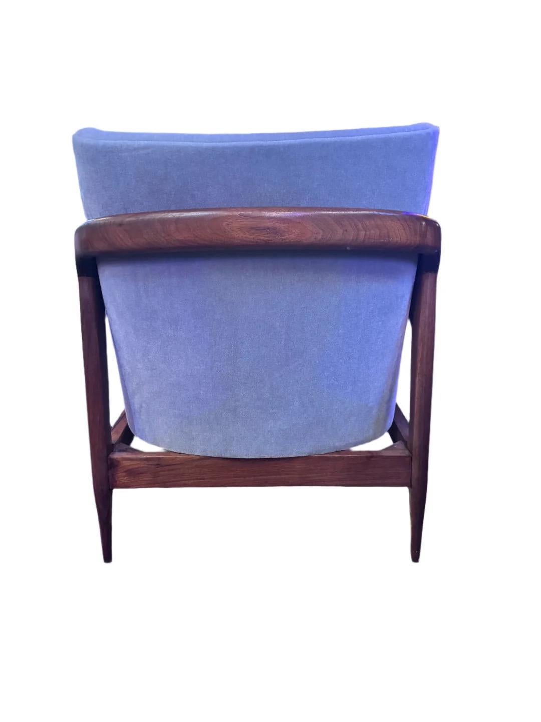 Mcm Skulpturaler Loungesessel aus Nussbaumholz, Mcm, neu gepolstert mit hellblauem Mohair (Mohairwolle) im Angebot