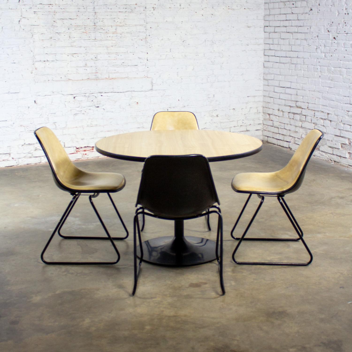 Mid-Century Modern MCM Set 4 Krueger Chairs & Tulip Style Base Game or Dining Table Faux Wood Top For Sale
